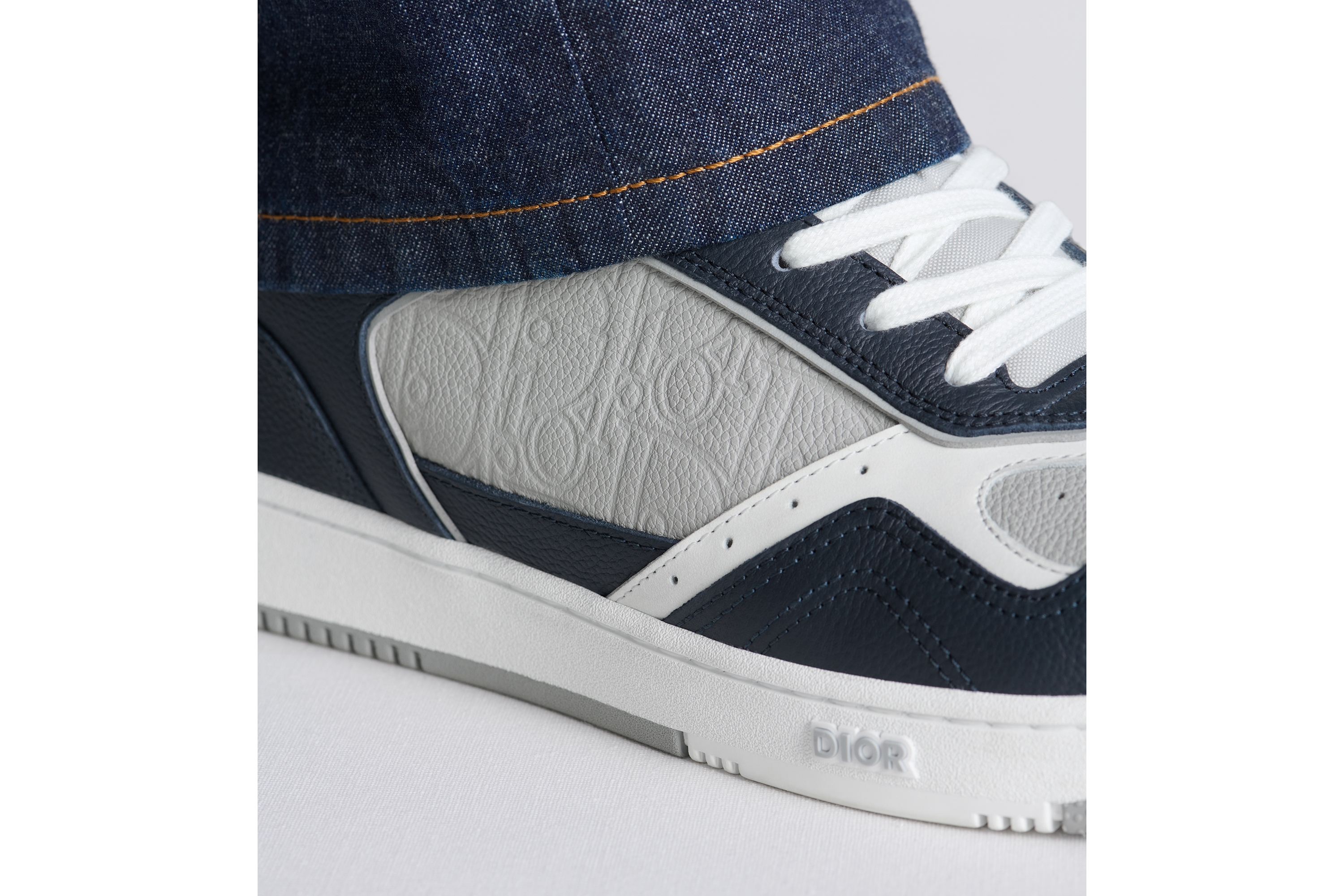 look_image_alt_prefix B27 Uptown Low Top Sneaker Genarbtes Kalbsleder in Marineblau, Dior Grau und Weiß mit Dior Gravity Leder in Dior Grau E24