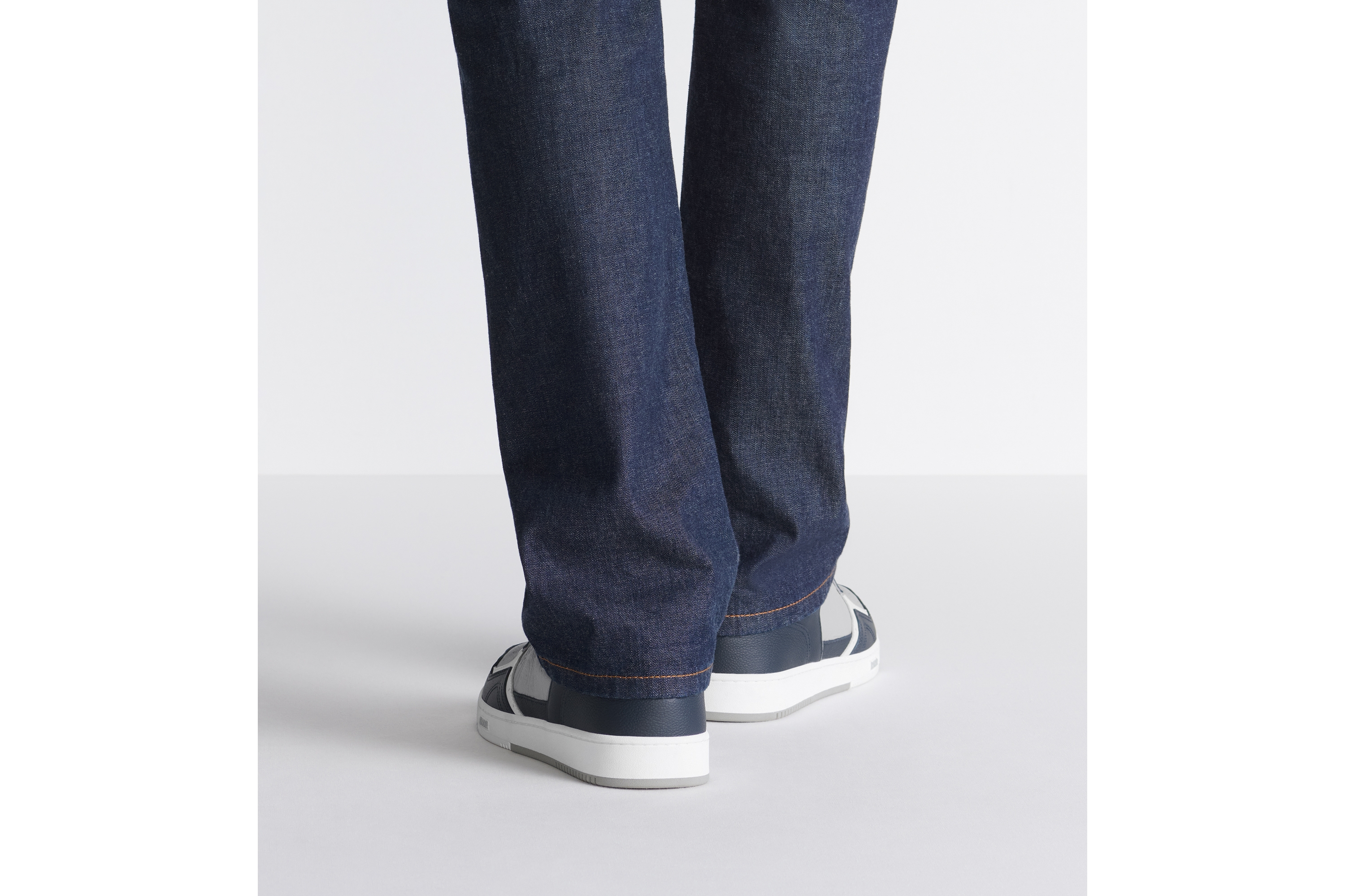 look_image_alt_prefix B27 Uptown Low Top Sneaker Genarbtes Kalbsleder in Marineblau, Dior Grau und Weiß mit Dior Gravity Leder in Dior Grau E25