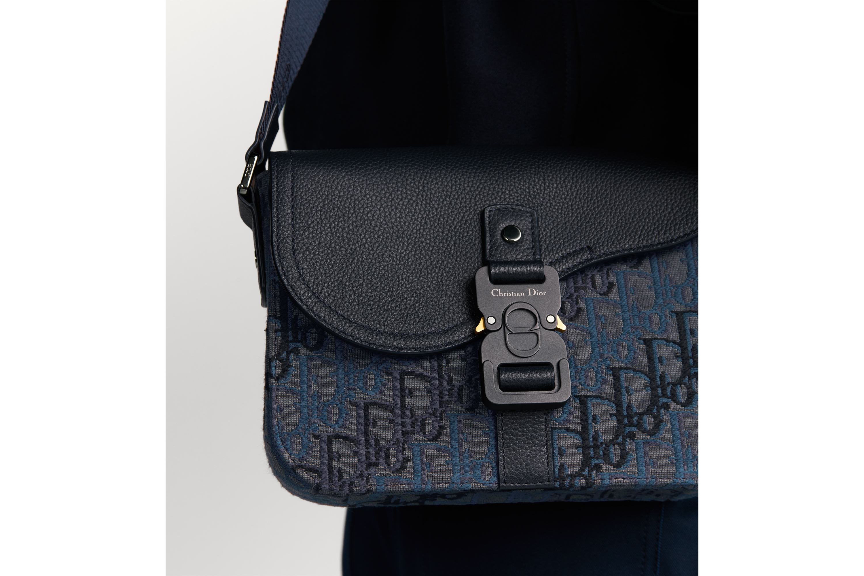 Look Sac Messenger à rabat Saddle Small Toile jacquard Dior Oblique Trio bleu foncé et cuir de veau grainé bleu foncé E20