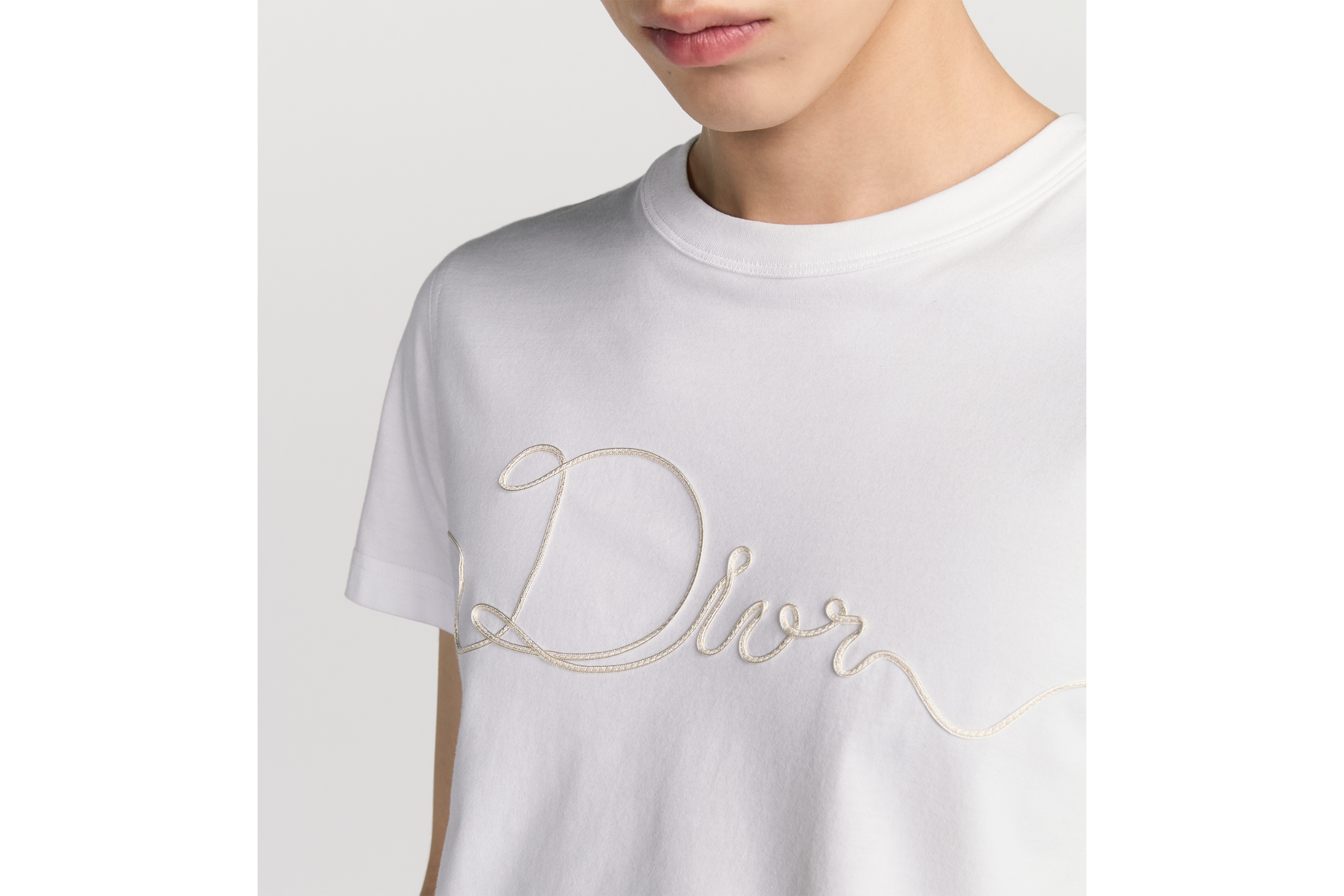 look_image_alt_prefix Dior 리본 티셔츠, 레귤러 핏 화이트 코튼 저지 E10