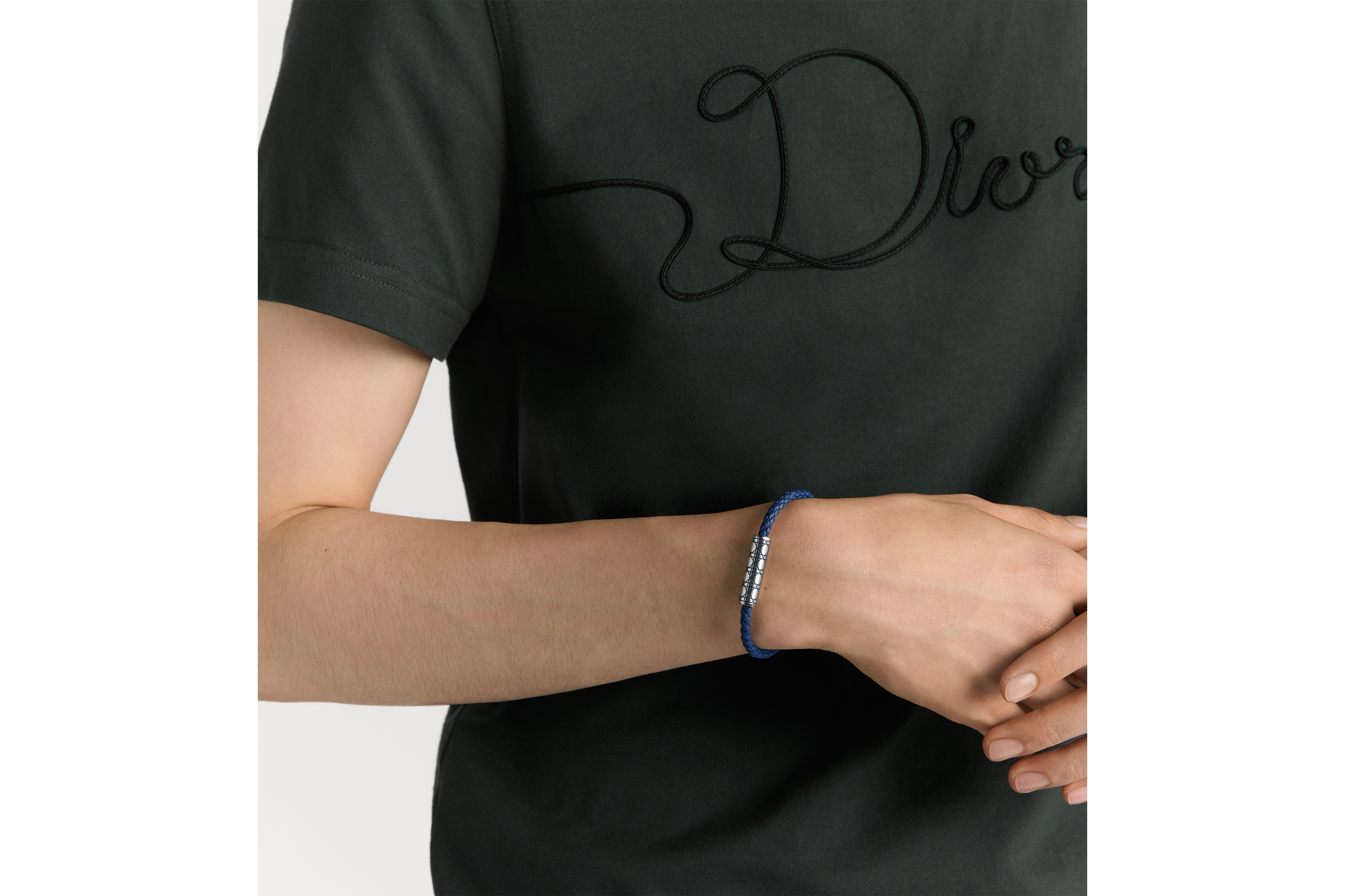 look_image_alt_prefix Cannage 籐格紋編織皮革手環 深藍色羊皮、銀色飾面黃銅和深藍色亮漆 E39