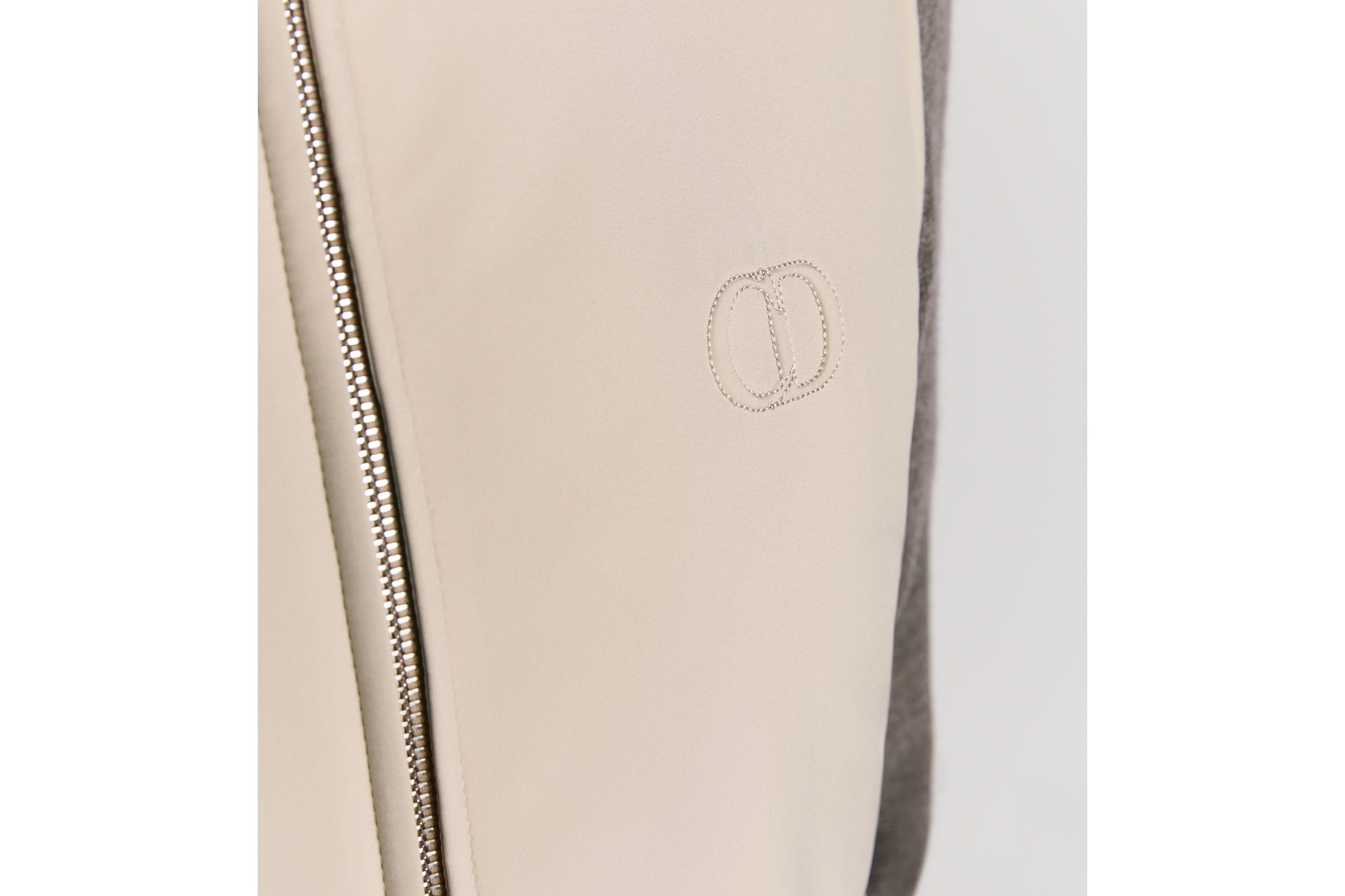 look_image_alt_prefix CD Icon 지퍼 베스트 베이지 테크니컬 패브릭 E04