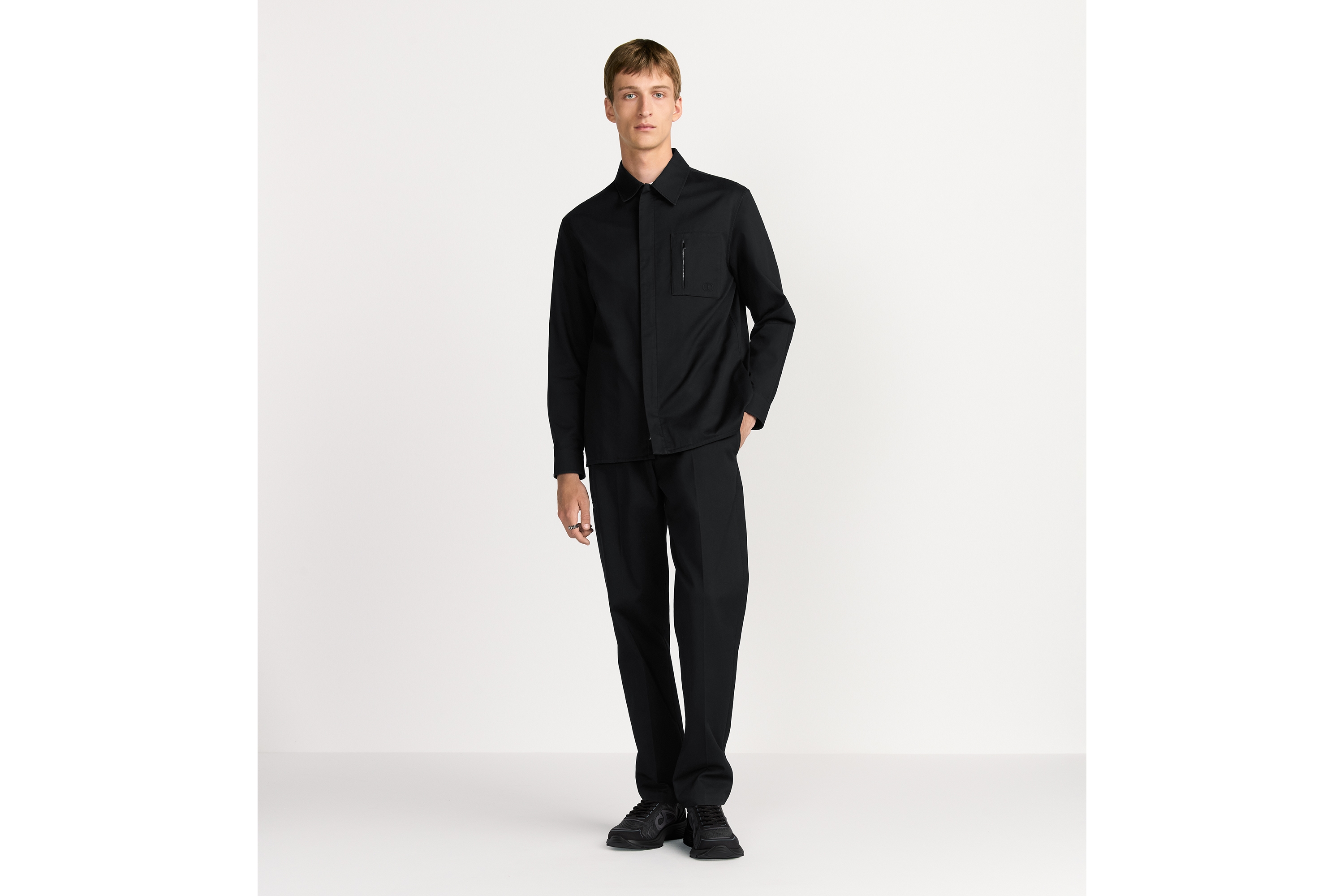 look_image_alt_prefix กางเกงขายาวแบบจ๊อกกิ้งเทเลอร์เข้ารูปประดับลายปัก CD Icon ผ้าฝ้ายกาบาร์ดีนสีดํา E02