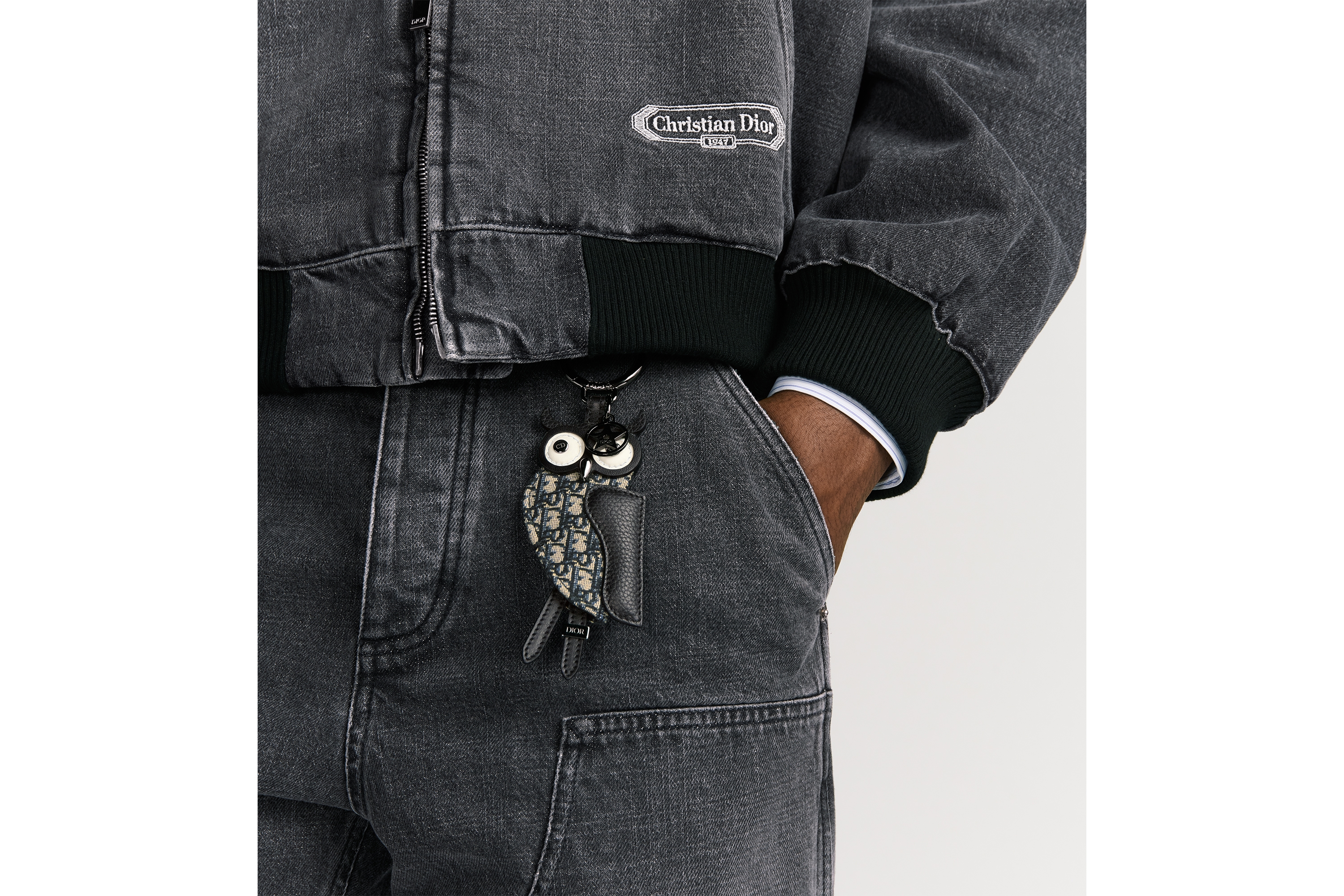 look_image_alt_prefix Portachiavi con gufo Saddle Jacquard Dior Oblique micro beige e nero, pelle di vitello granulata nera, pelle di vitello liscia nera E40