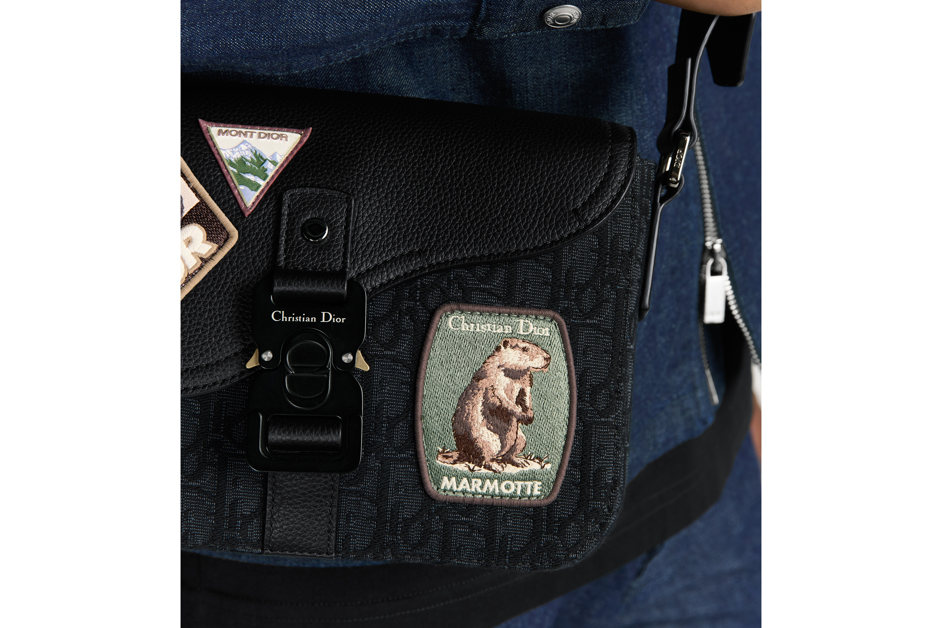 look_image_alt_prefix Kleine Saddle-schoudertas met flap Zwarte Dior Oblique-jacquard, zwart generfd kalfsleer en veelkleurige Dior Mountain-patches E20