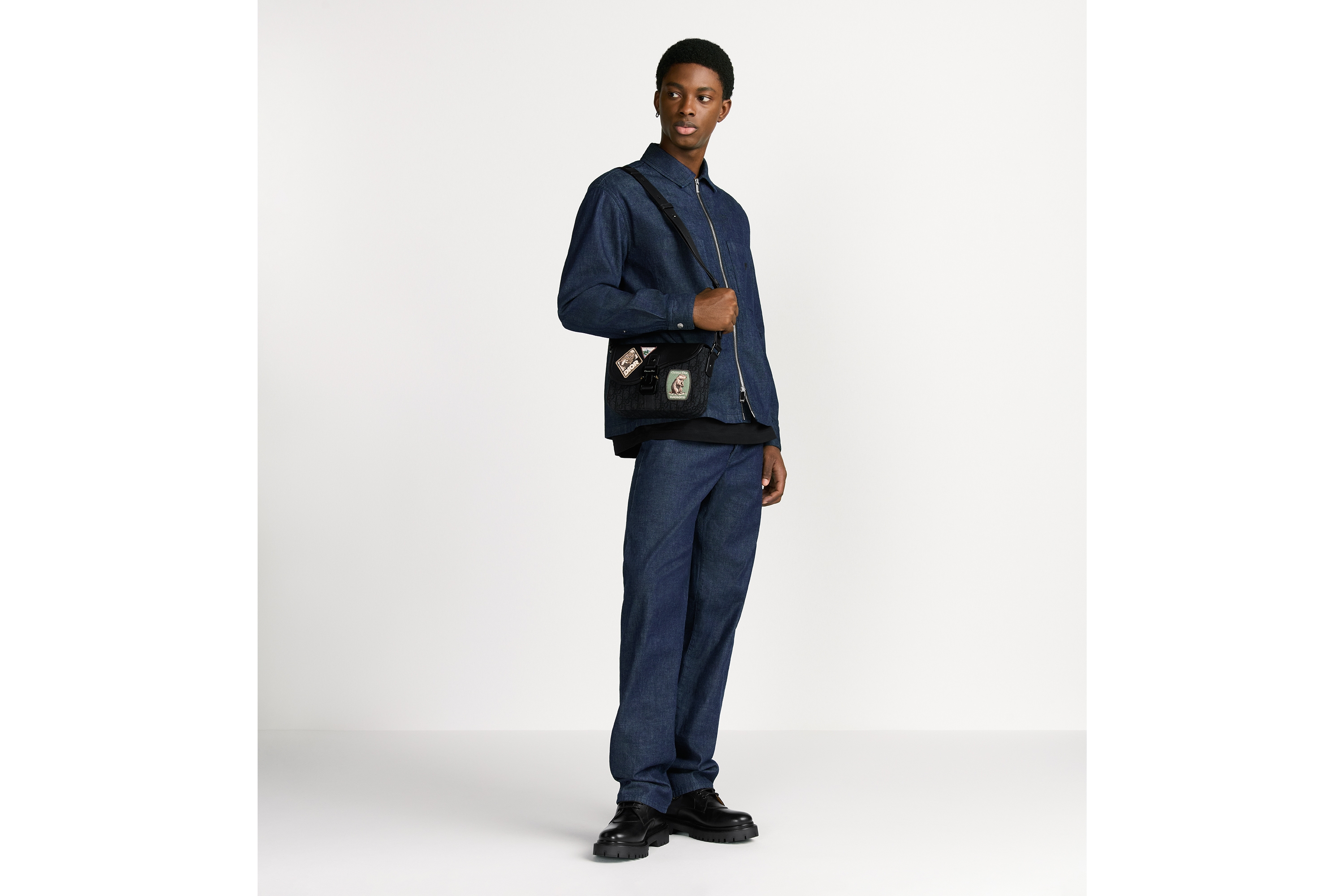 look_image_alt_prefix Kleine Saddle-schoudertas met flap Zwarte Dior Oblique-jacquard, zwart generfd kalfsleer en veelkleurige Dior Mountain-patches E21