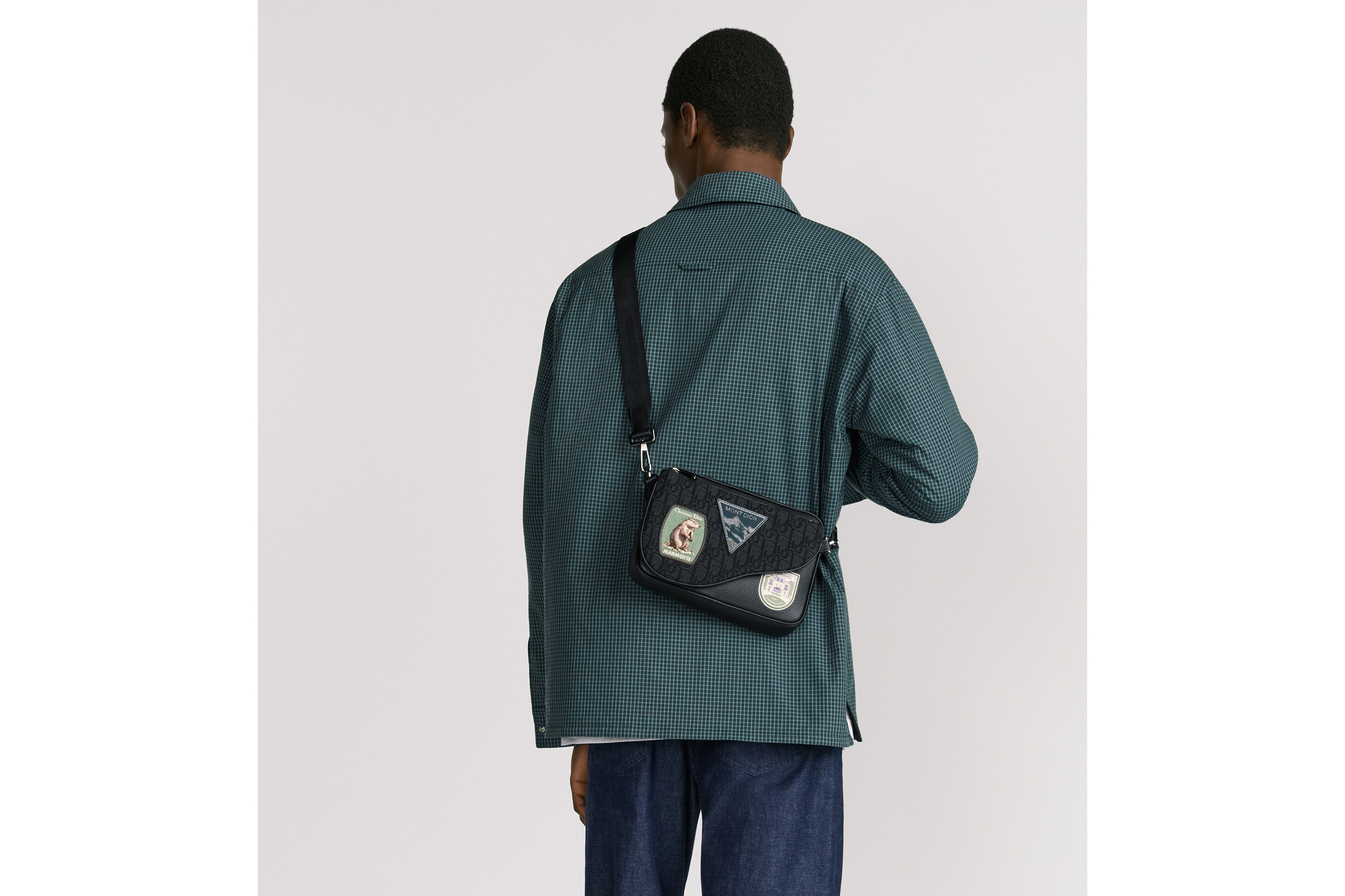 look_image_alt_prefix Saddle Triple-pouch Zwarte Dior Oblique-jacquard, zwart generfd kalfsleer en veelkleurige Dior Mountain-patches E19