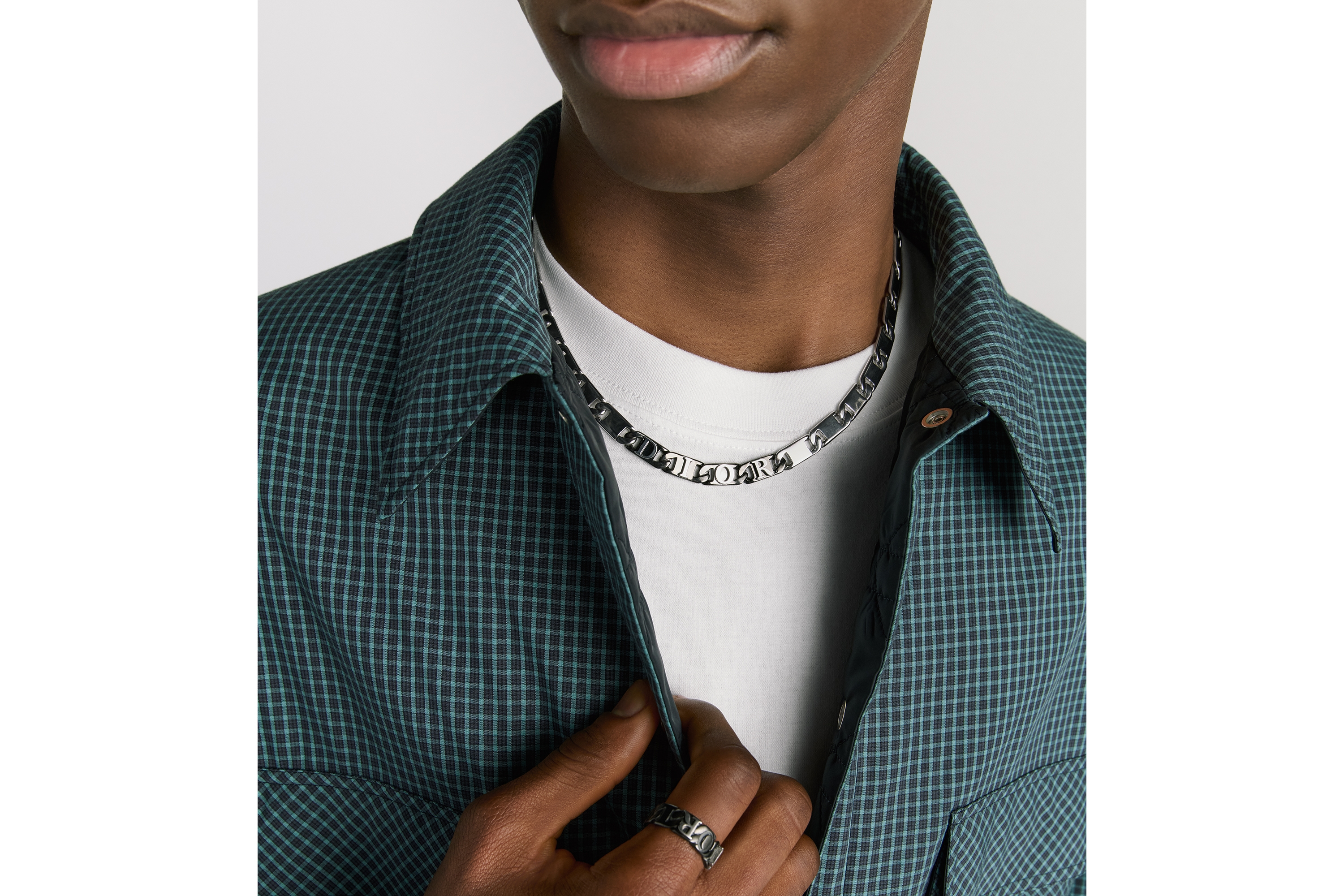 look_image_alt_prefix Dior 콘트라스트 체인 링크 목걸이 루테늄 & 실버 피니시 브라스 E39