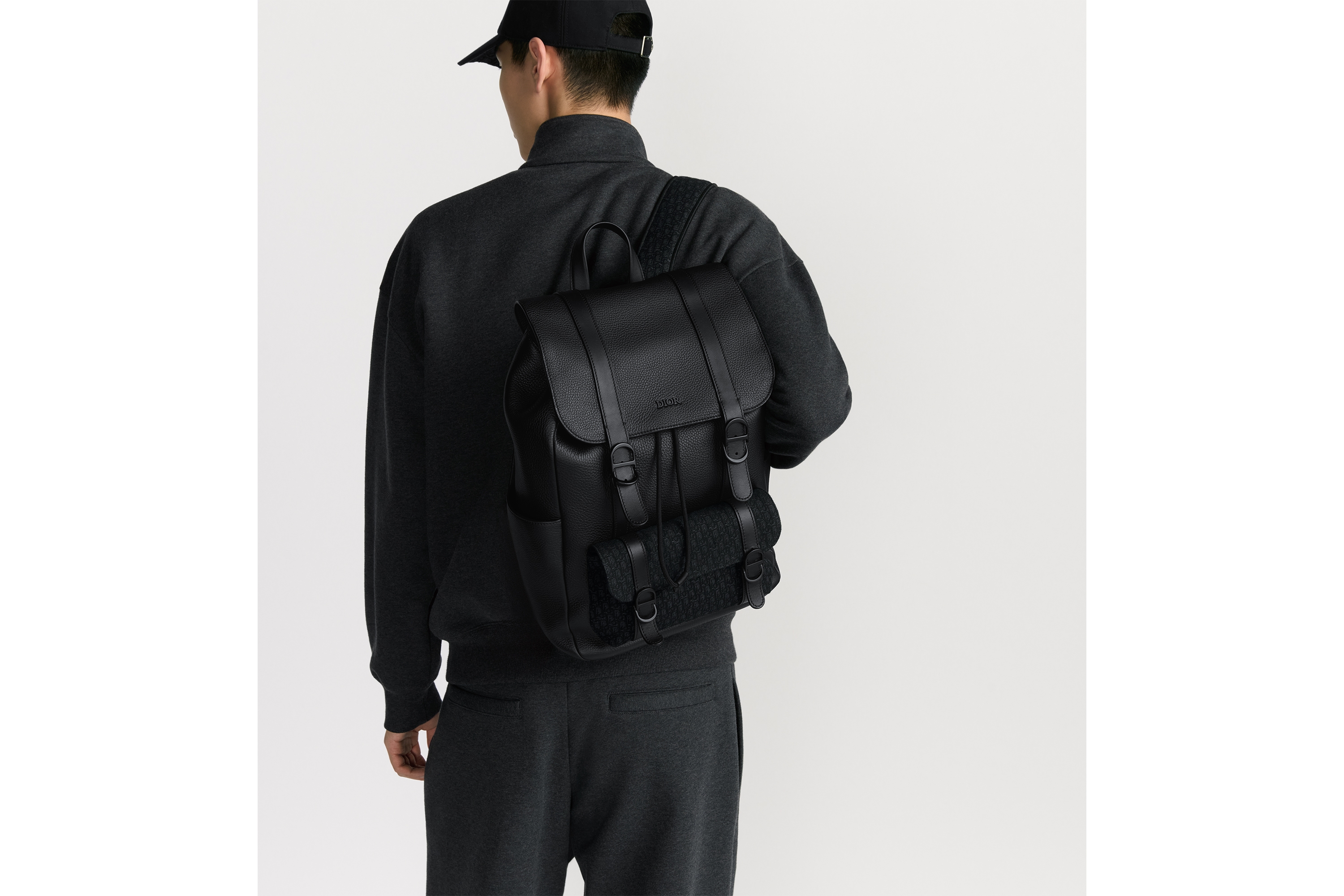 Dior Daily 翻蓋後背包 黑色粒面小牛皮、黑色小公牛皮和黑色迷你 Dior Oblique 緹花 E19