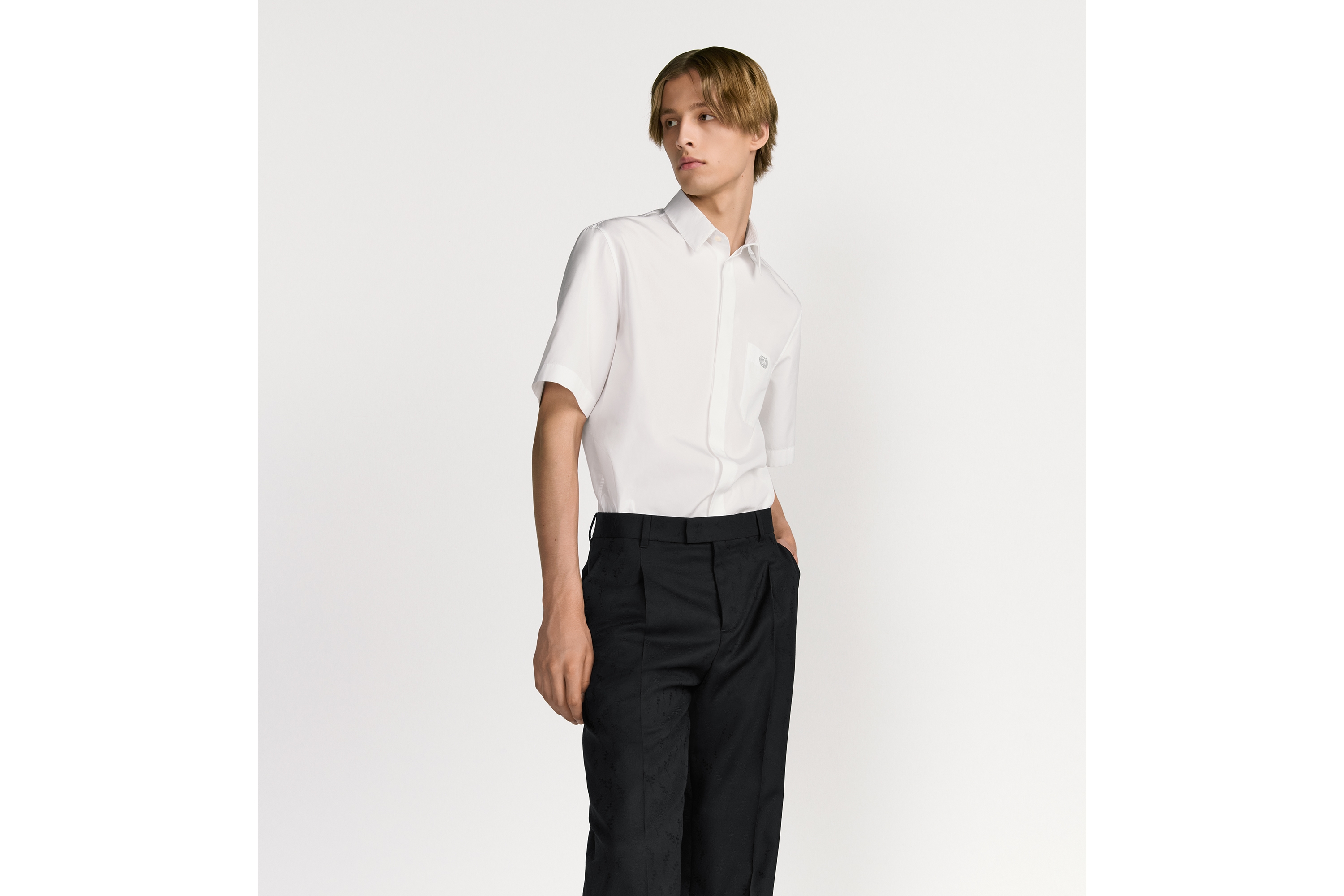 เสื้อเชิ้ตแขนสั้นพร้อมลายปัก CD Box ผ้าฝ้ายป๊อปลินสีขาว E07