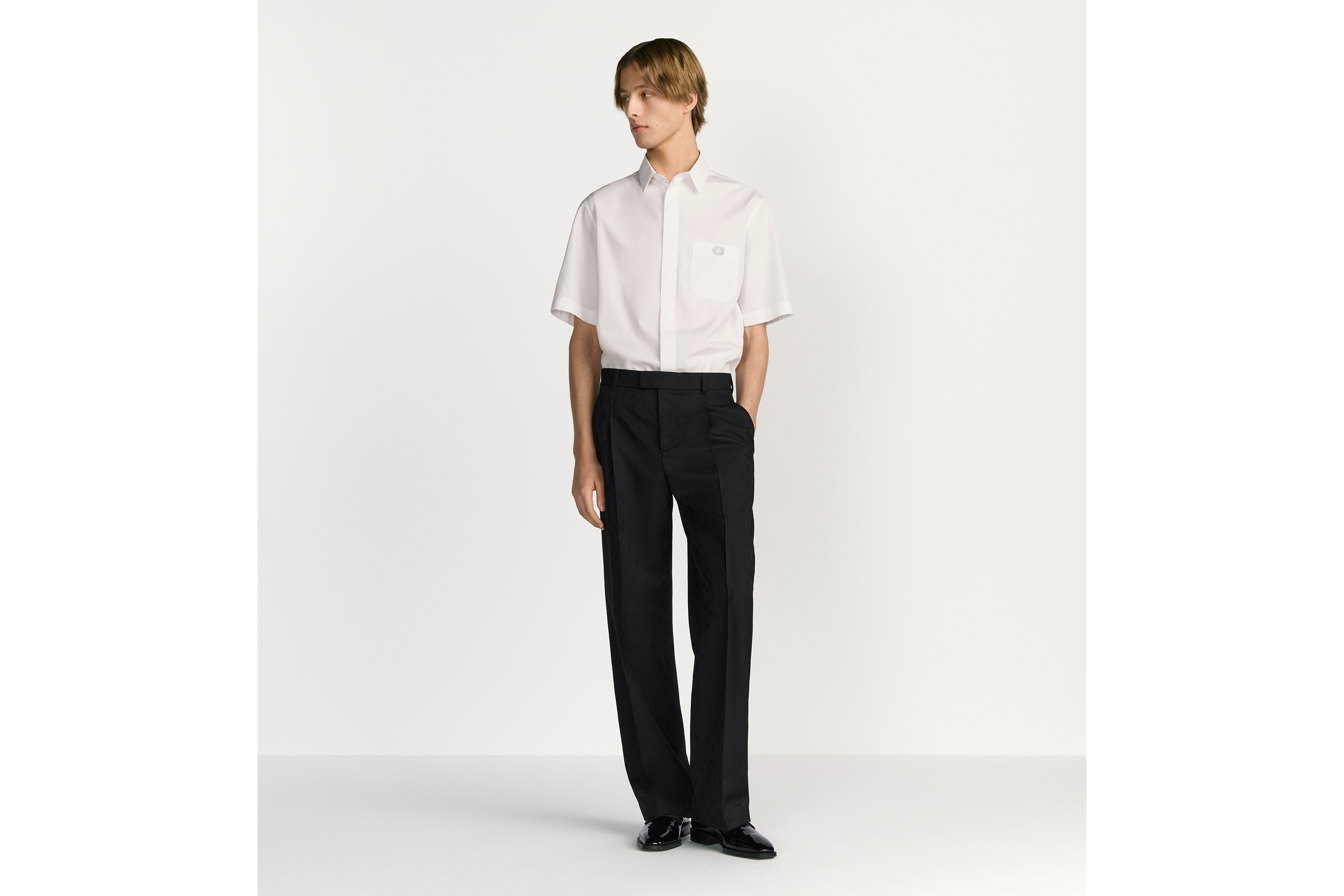 เสื้อเชิ้ตแขนสั้นพร้อมลายปัก CD Box ผ้าฝ้ายป๊อปลินสีขาว E08