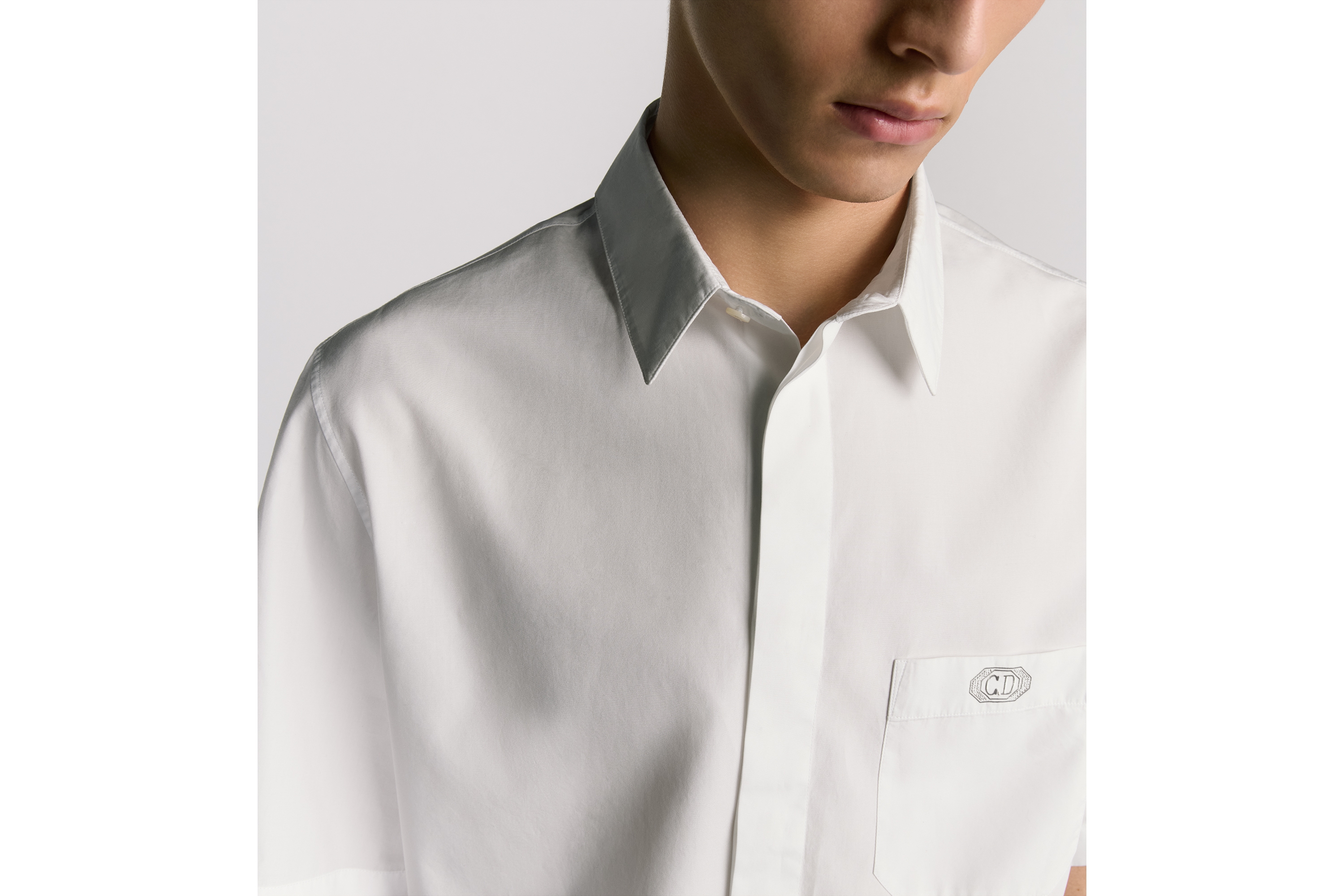 เสื้อเชิ้ตแขนสั้นพร้อมลายปัก CD Box ผ้าฝ้ายป๊อปลินสีขาว E10