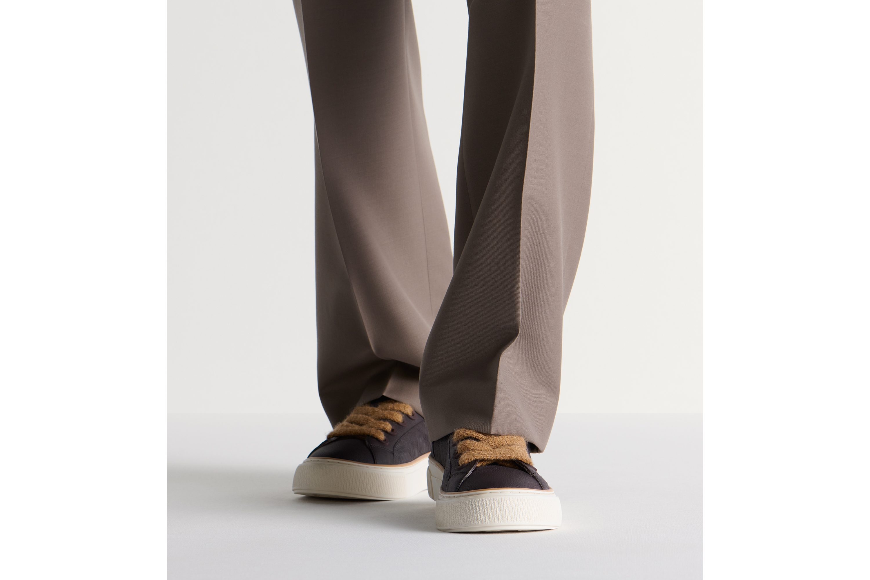 Look Sneaker B33 Spin Cuir de veau grainé bordeaux et cuir Dior Gravity bordeaux E23