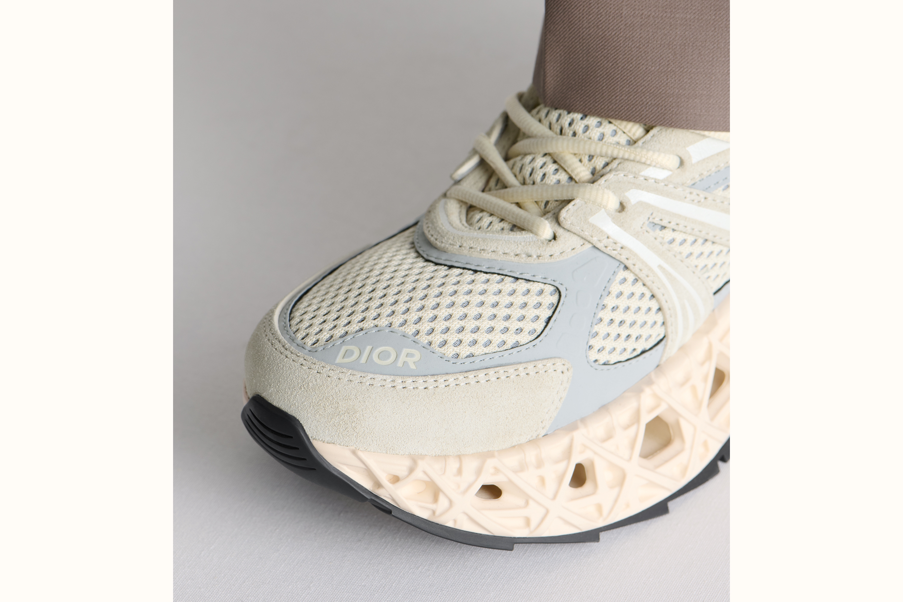 look_image_alt_prefix Sneaker B35 NXXT Pelle scamosciata color crema, tessuto tecnico grigio e mesh tecnico color crema E24