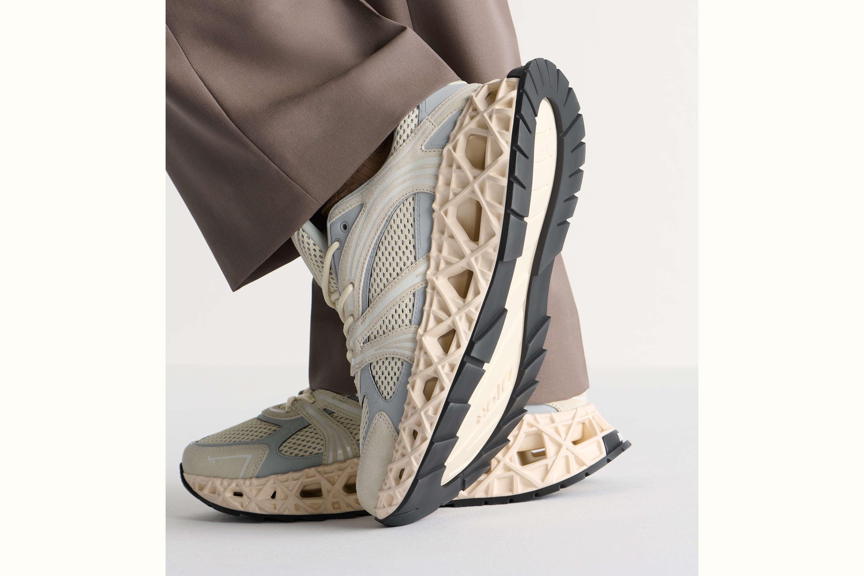 look_image_alt_prefix Sneaker B35 NXXT Pelle scamosciata color crema, tessuto tecnico grigio e mesh tecnico color crema E25