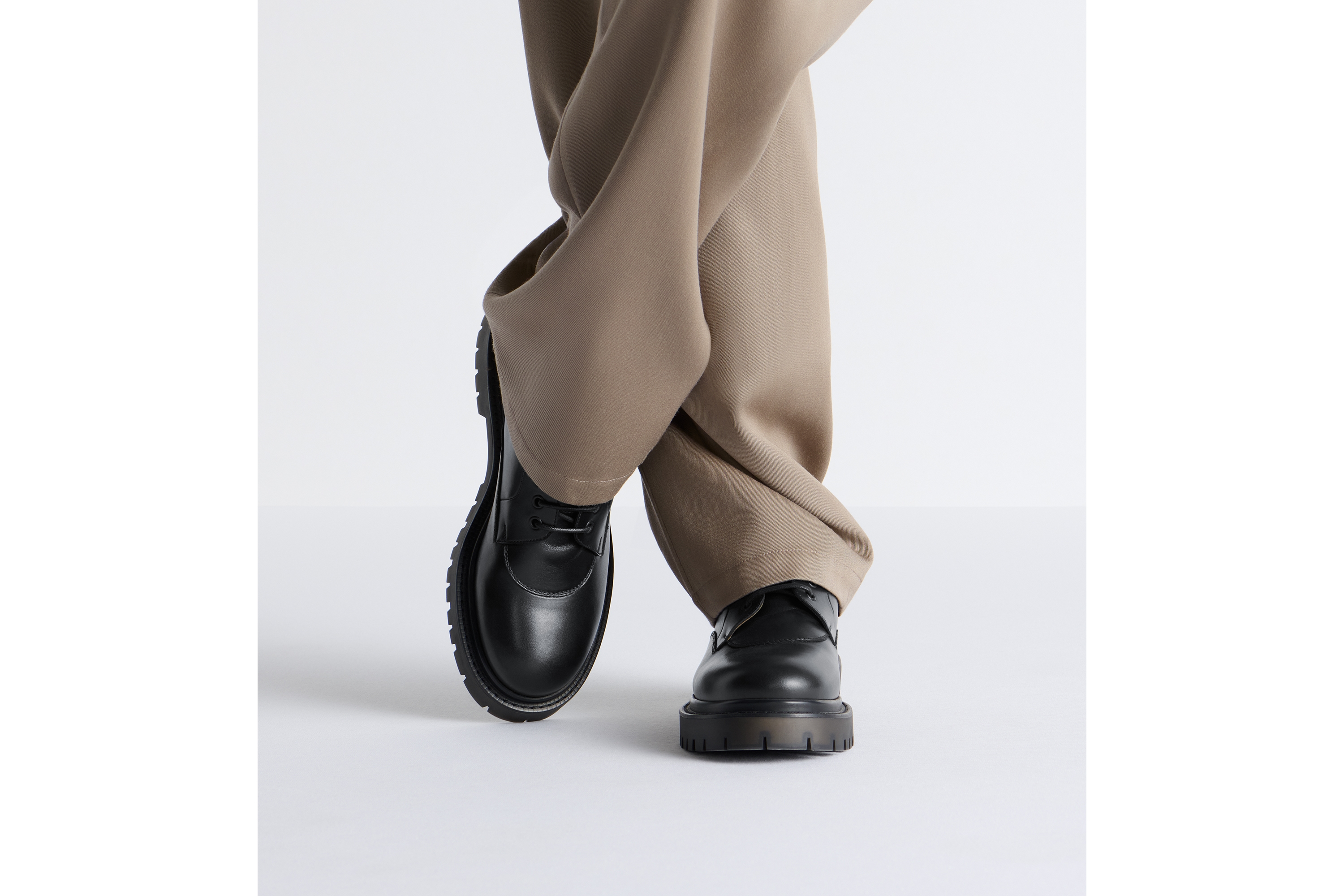 look_image_alt_prefix Dior Explorer III-derbyschoen Zwart soepel kalfsleer en zwarte Dior Oblique-jacquard E24