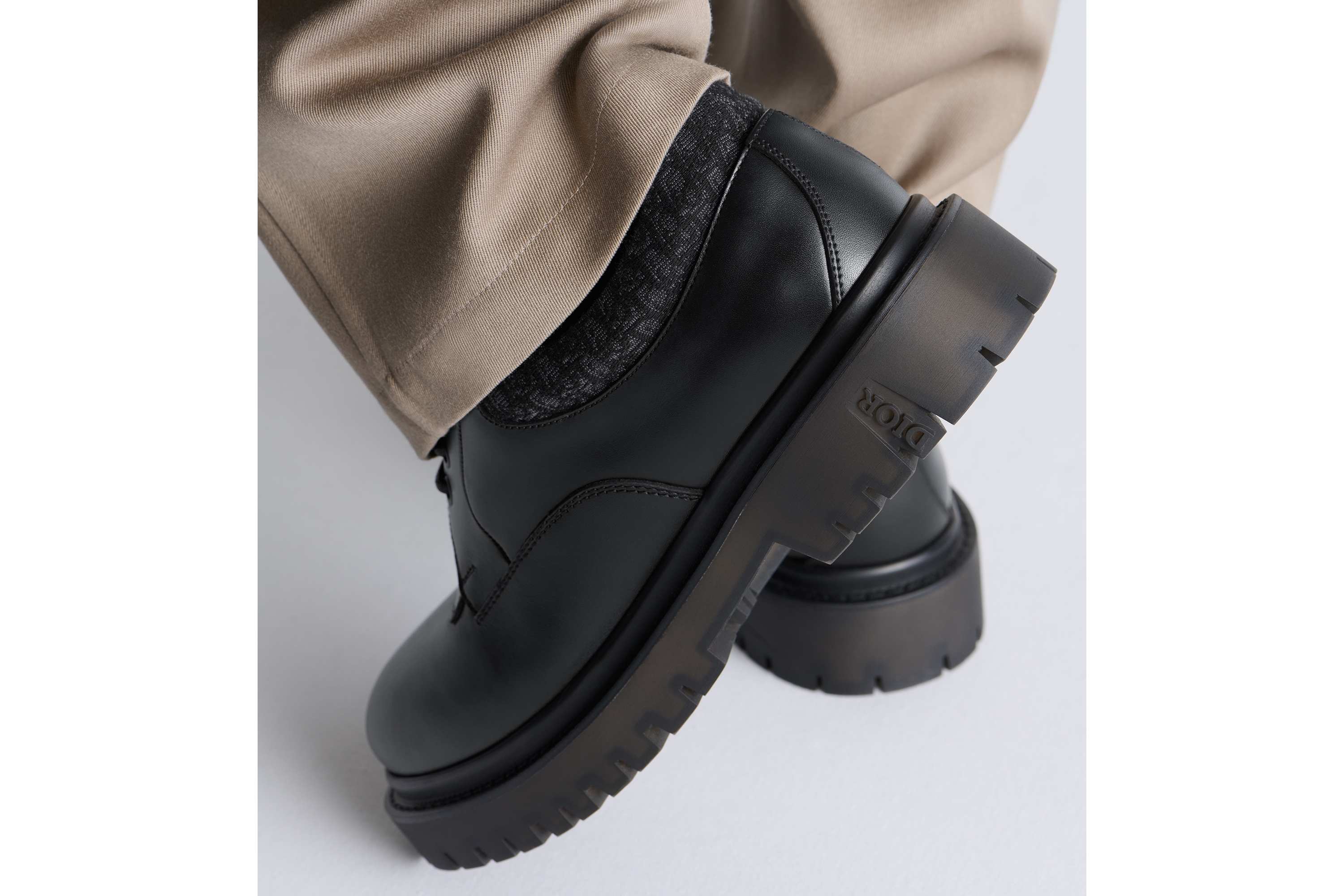 look_image_alt_prefix Dior Explorer III-derbyschoen Zwart soepel kalfsleer en zwarte Dior Oblique-jacquard E26