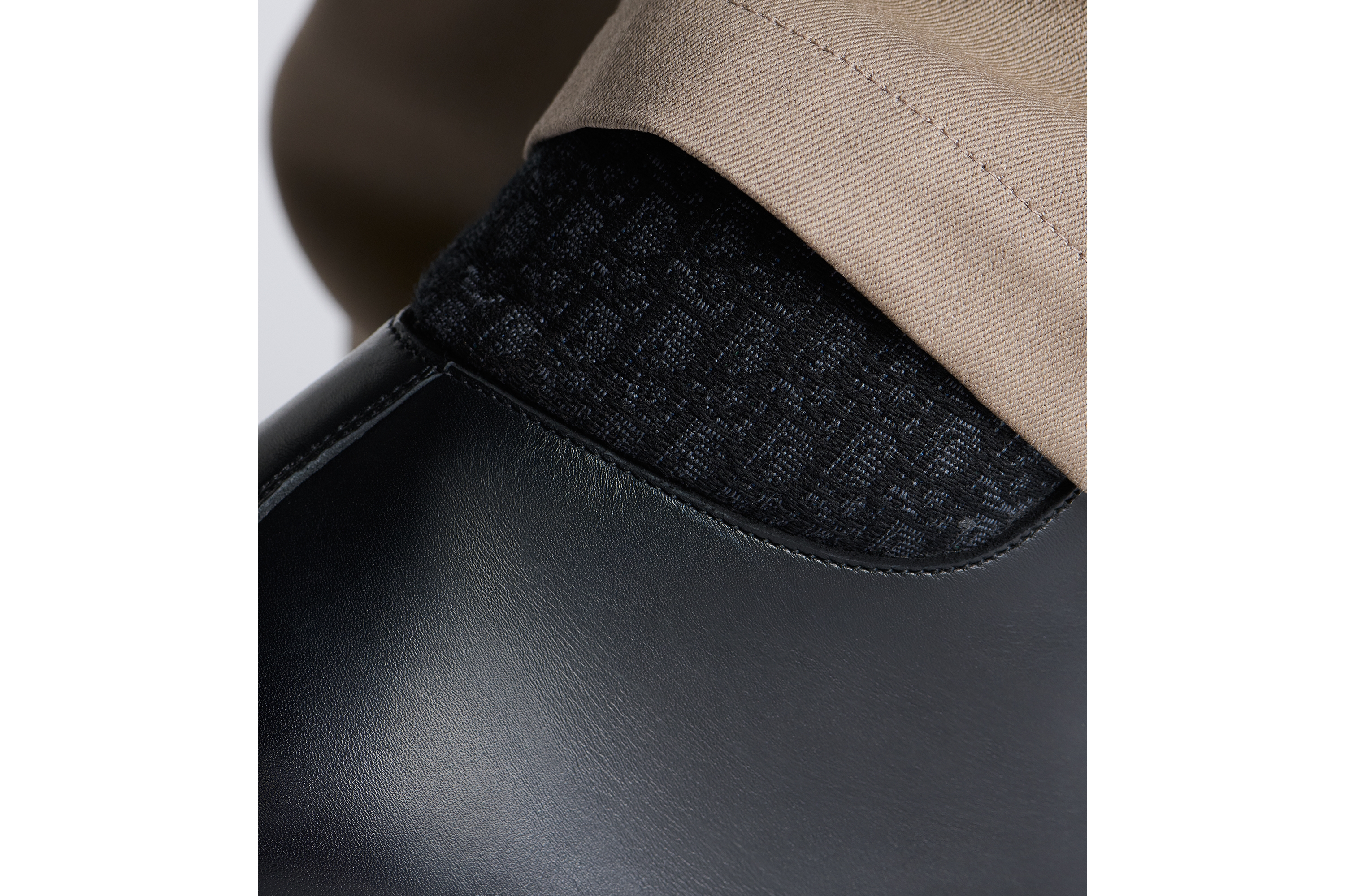 look_image_alt_prefix Dior Explorer III-enkellaars Zwart soepel kalfsleer en zwarte Dior Oblique-jacquard E25