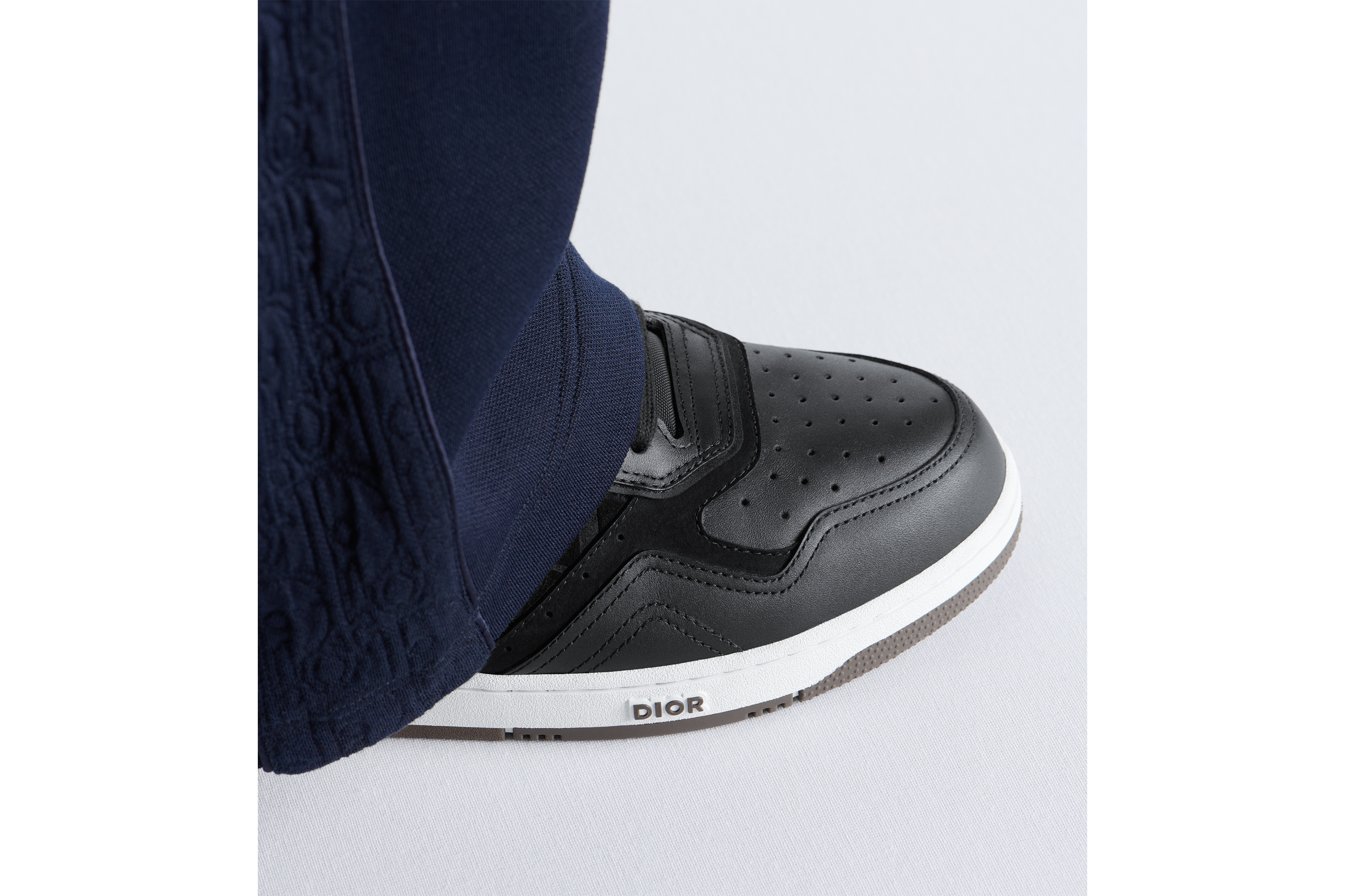 look_image_alt_prefix B27 Uptown Low Top Sneaker Glattes Kalbsleder in Schwarz und Veloursleder mit Dior Oblique Prägung in Schwarz E24