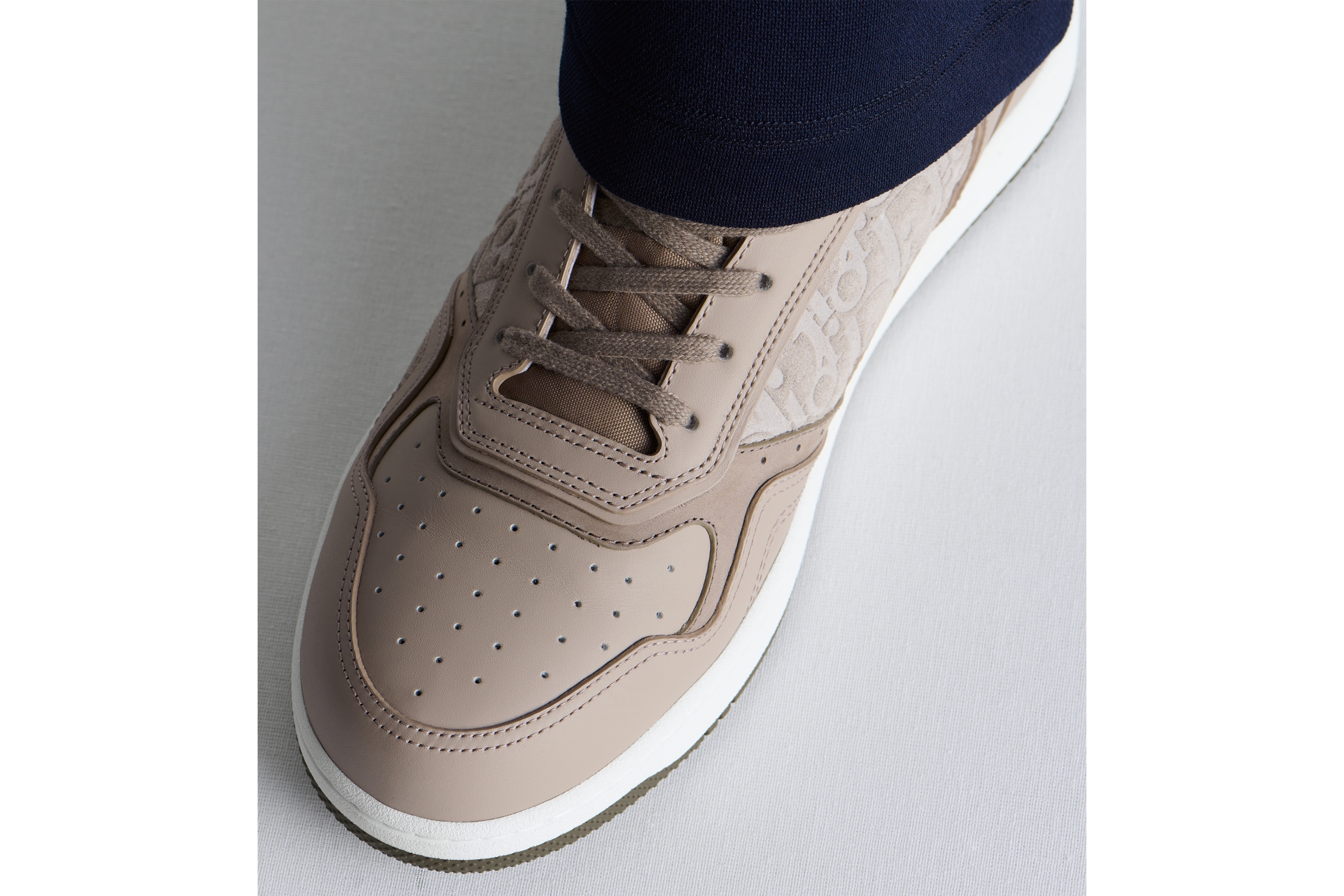 look_image_alt_prefix B27 Uptown Low Top Sneaker Glattes Kalbsleder in Grau und Veloursleder mit Dior Oblique Prägung in Grau E24