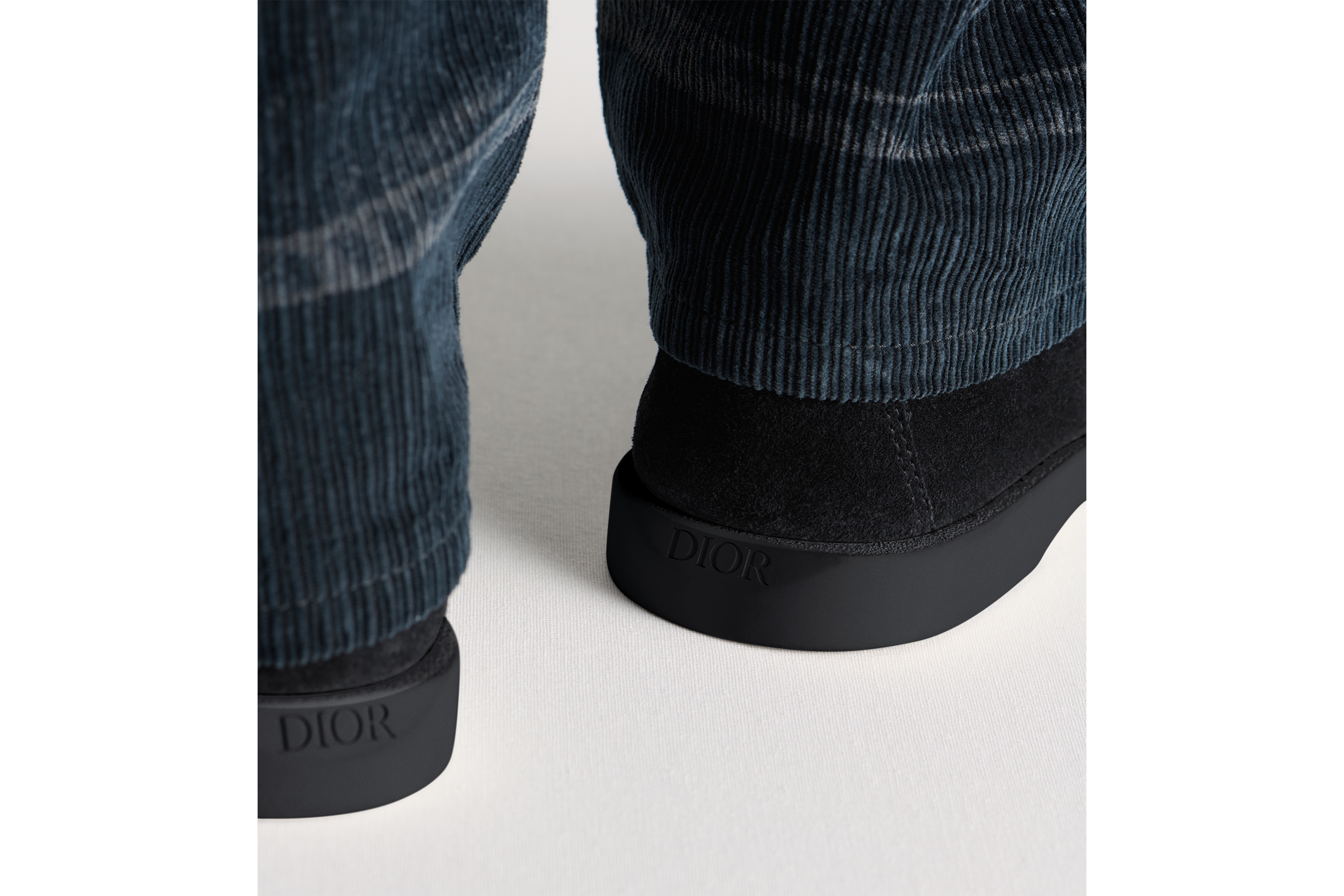 Look Bottine chukka Dior Granville Suède noir, jacquard Dior Oblique noir et peau lainée de mouton noir E24