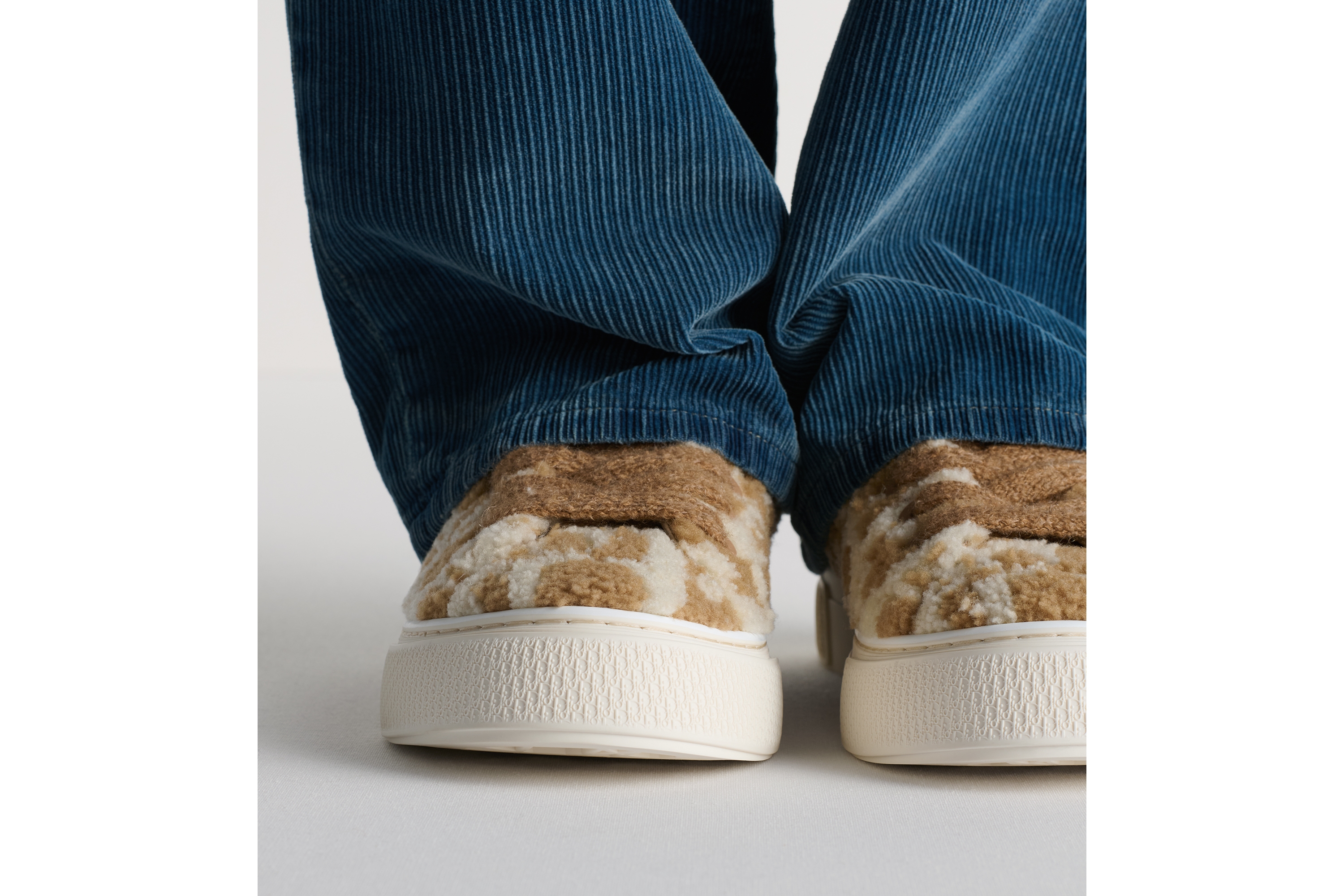 look_image_alt_prefix รองเท้าสนีกเกอร์ B33 Spin – LIMITED AND NUMBERED EDITION หนังแกะแบบมีขนเทคนิค Intarsia ประดับลาย Dior Oblique สีน้ำตาลคาเมลและสีครีม E24