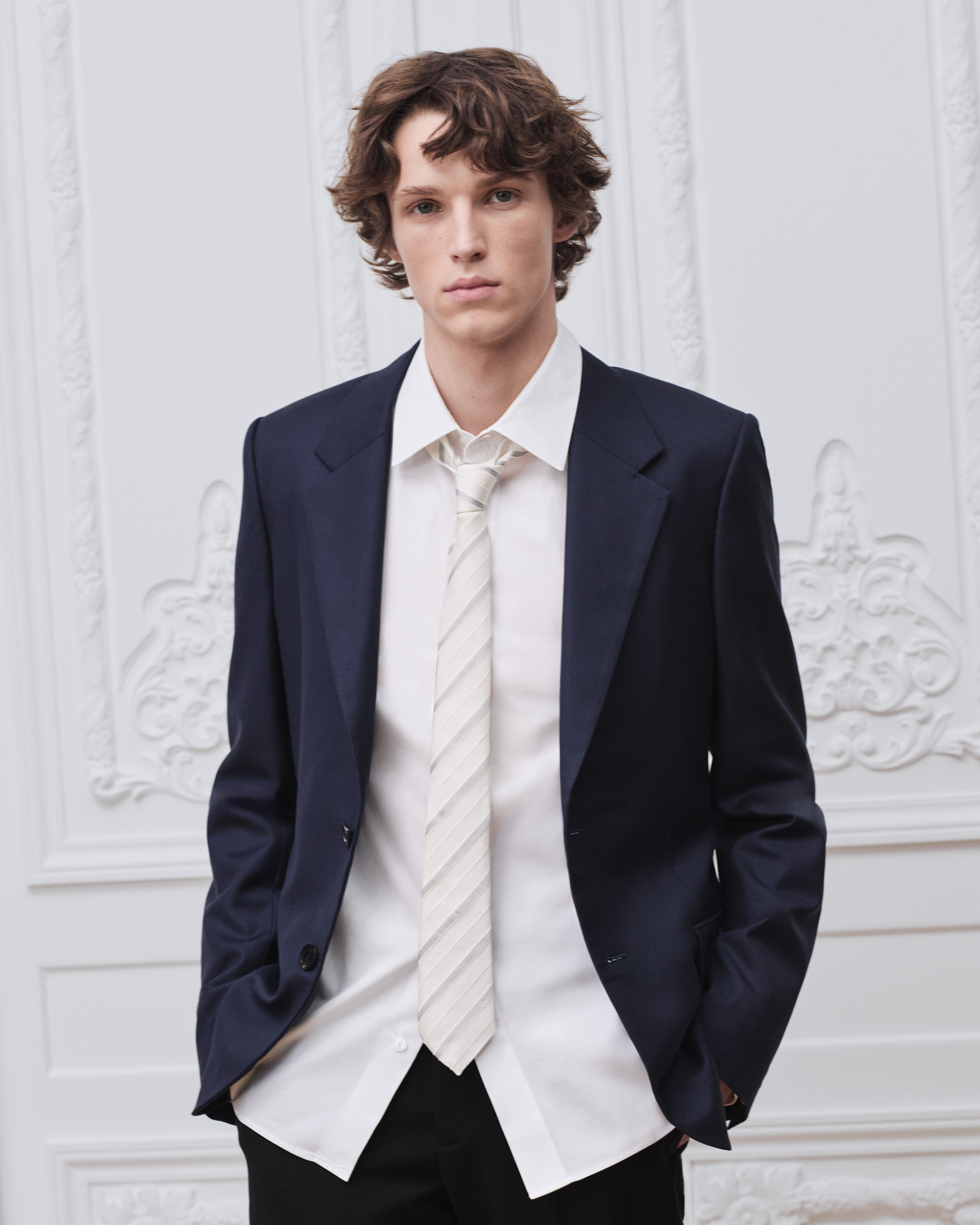 look_image_alt_prefix เนคไทลายทาง ผ้าไหมสีเทาอ่อนและสีขาว E07