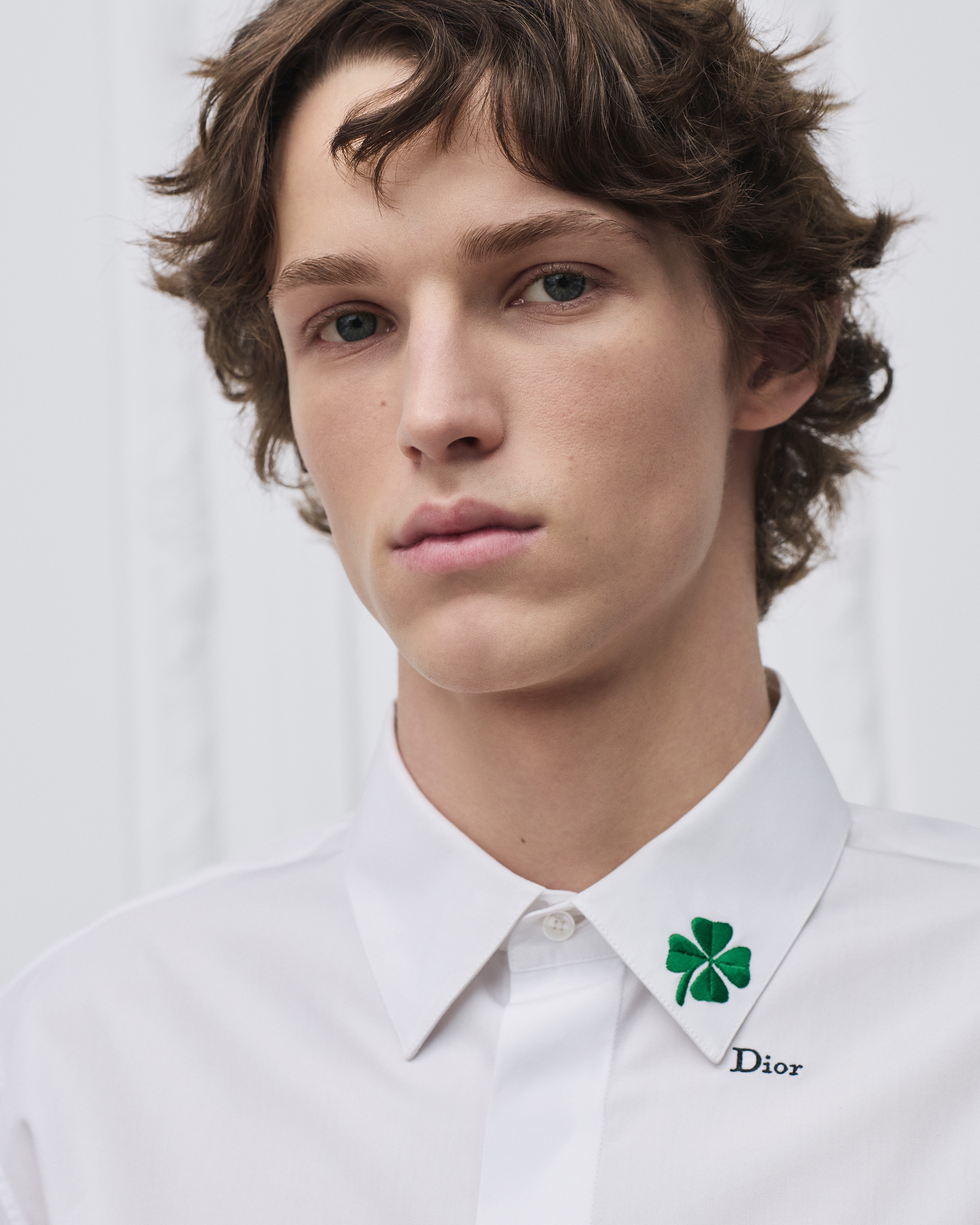 Look Chemise à broderie Dior Clover Popeline de coton blanc E10