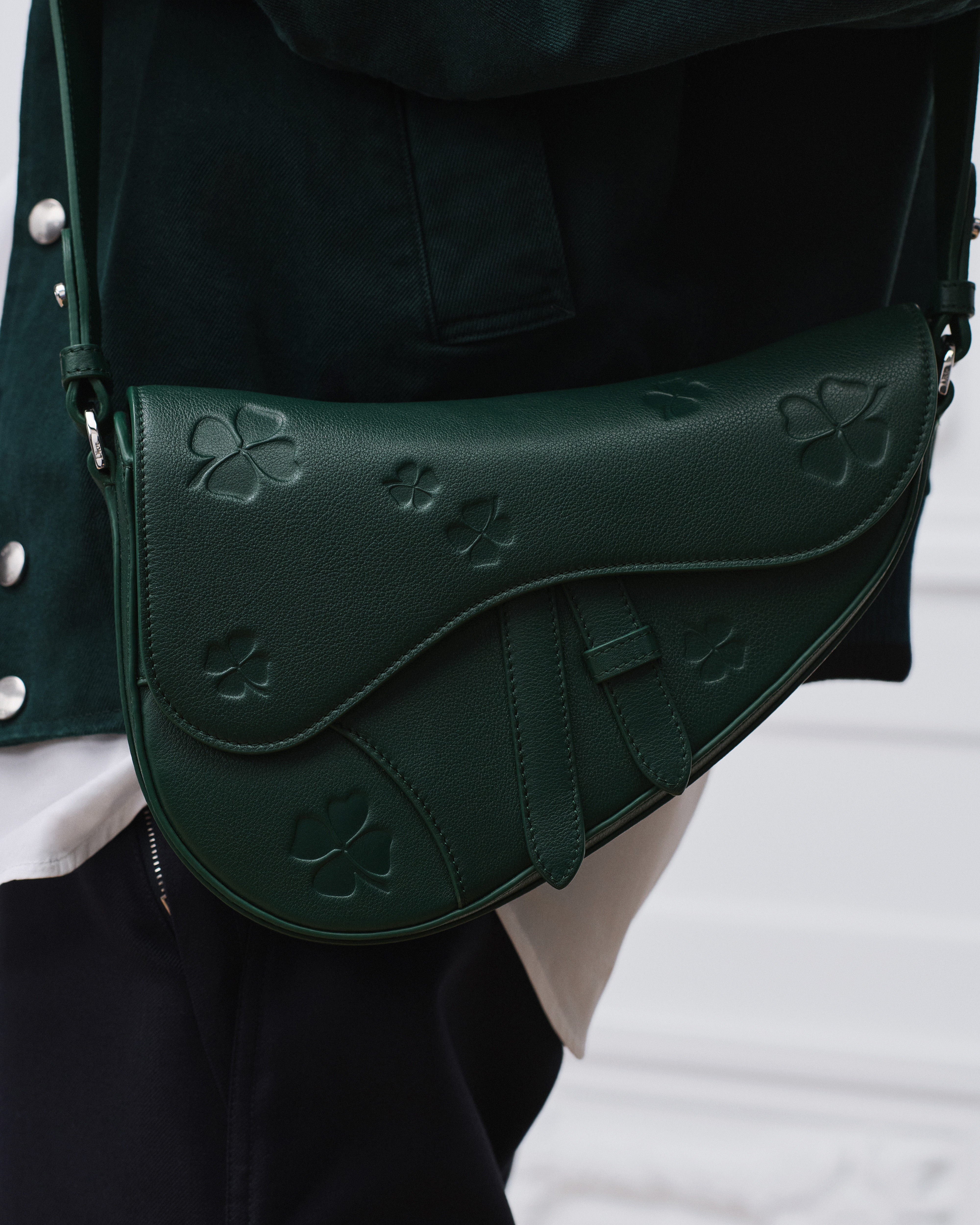 Saddle Bag Glattes Kalbsleder in sattem Grün mit Dior Kleeblattprägung E20