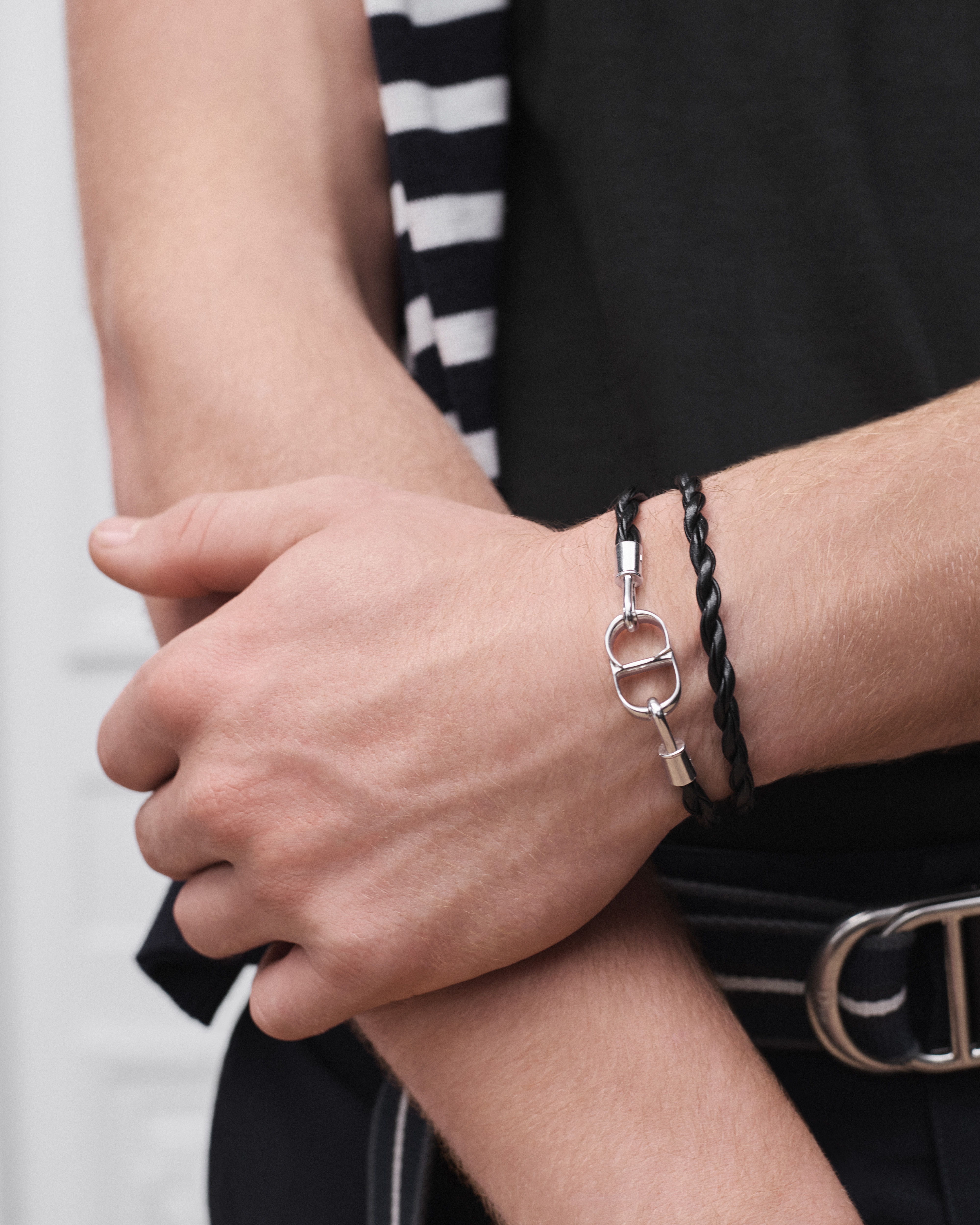 look_image_alt_prefix CD Icon Doppelarmband aus gewebtem Leder Kalbsleder in Schwarz und Messing mit Silber-Finish E39