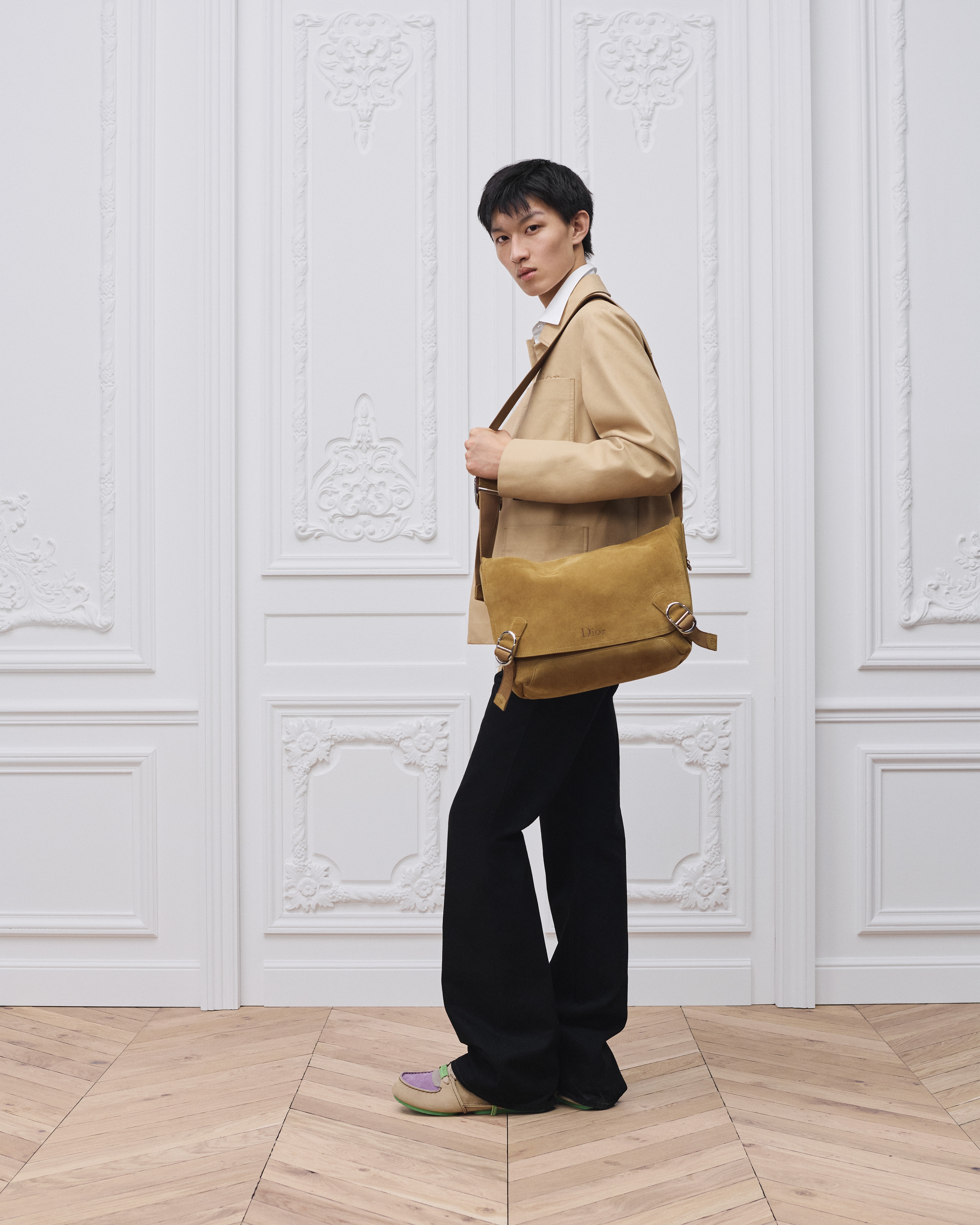 look_image_alt_prefix Grote Dior Jett-schoudertas met flap Bruin suède E21