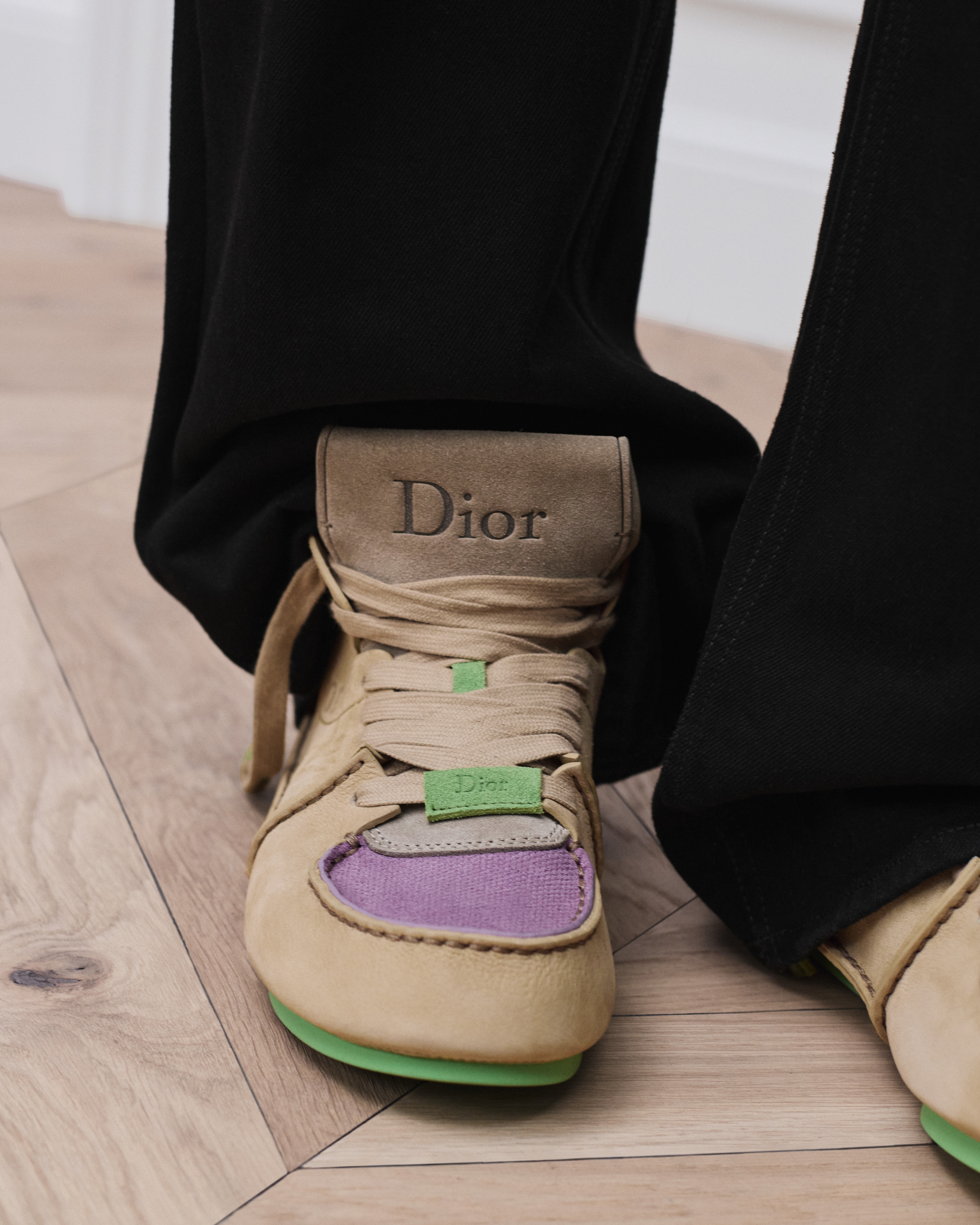 look_image_alt_prefix Dior Roadie 綁帶靴 米色 Nubuck 磨砂革搭配米色、綠色和紫色麂皮 E24