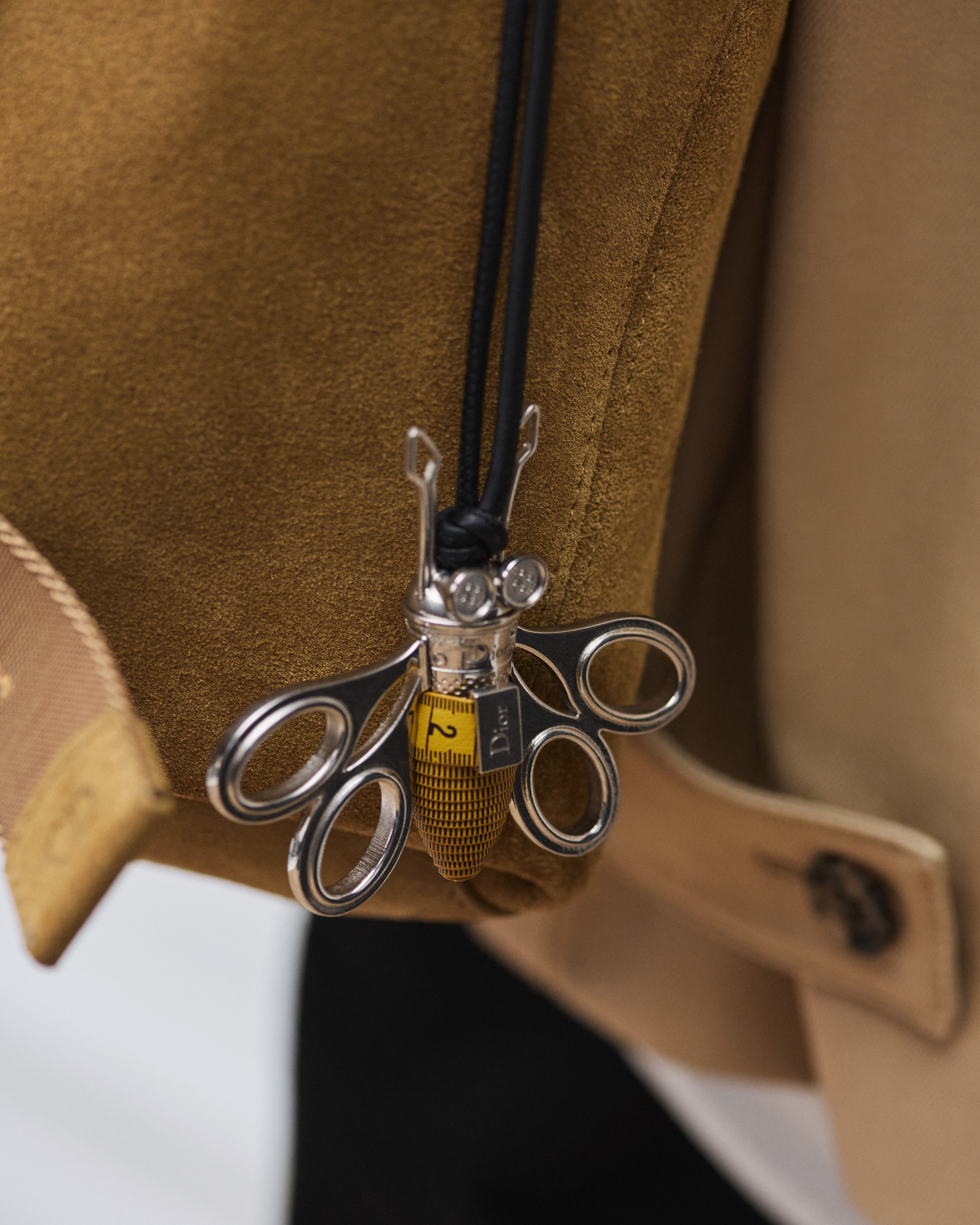 look_image_alt_prefix Grote Dior Jett-schoudertas met flap Bruin suède E43