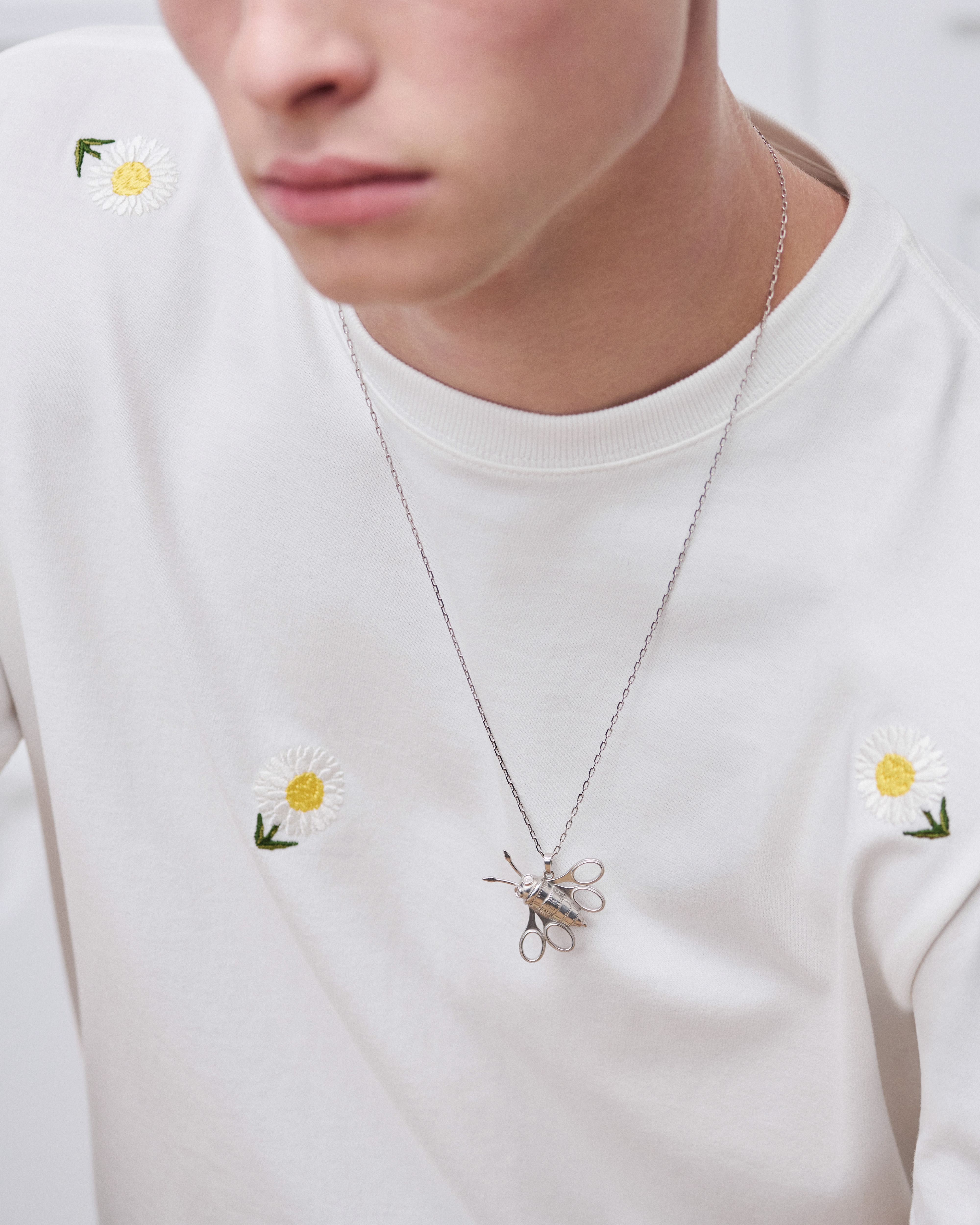 look_image_alt_prefix Dior Couture 참 꿀벌 펜던트 목걸이 실버 E42