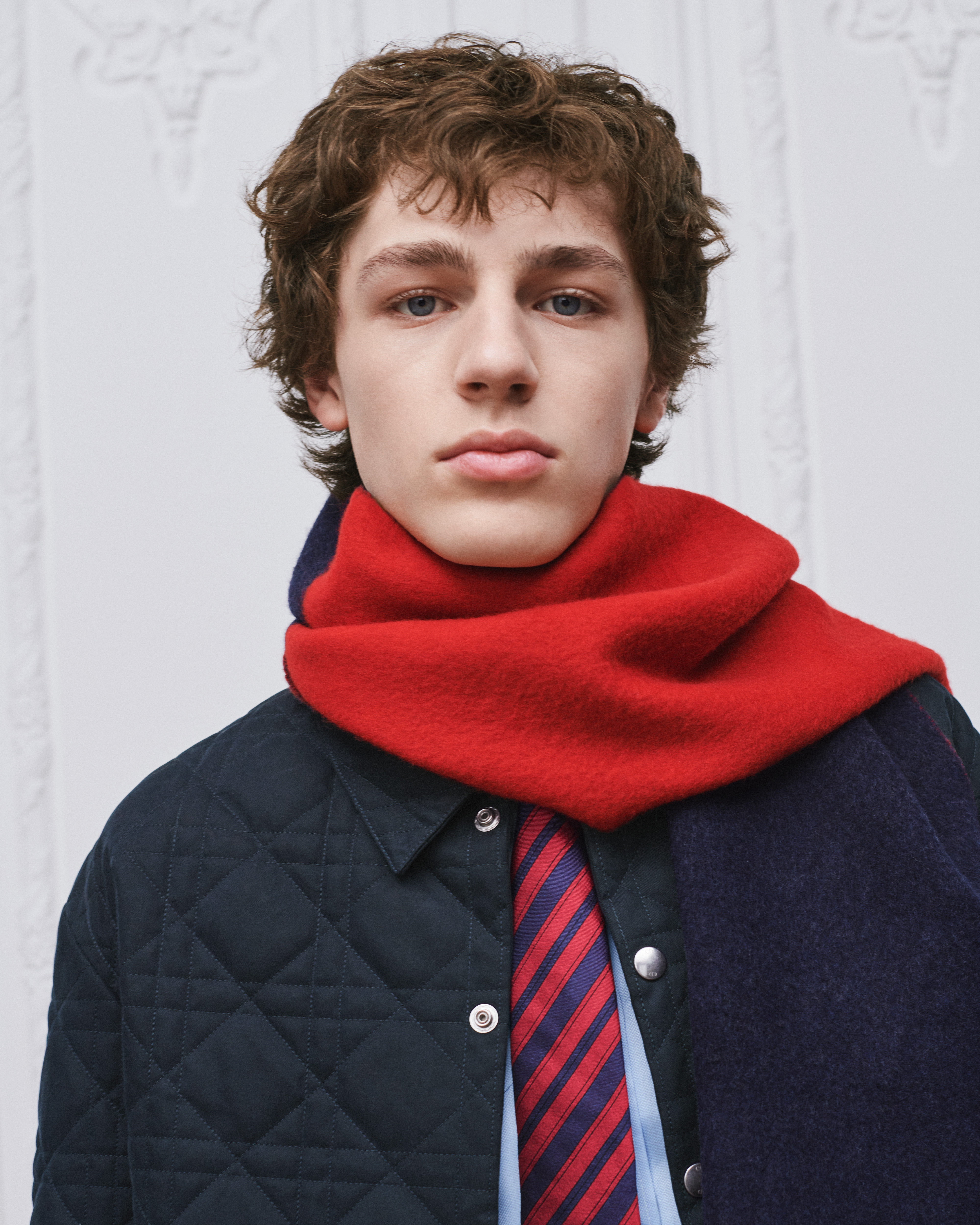 Look Écharpe double face Dior Laine et cachemire bleu marine et rouges E33