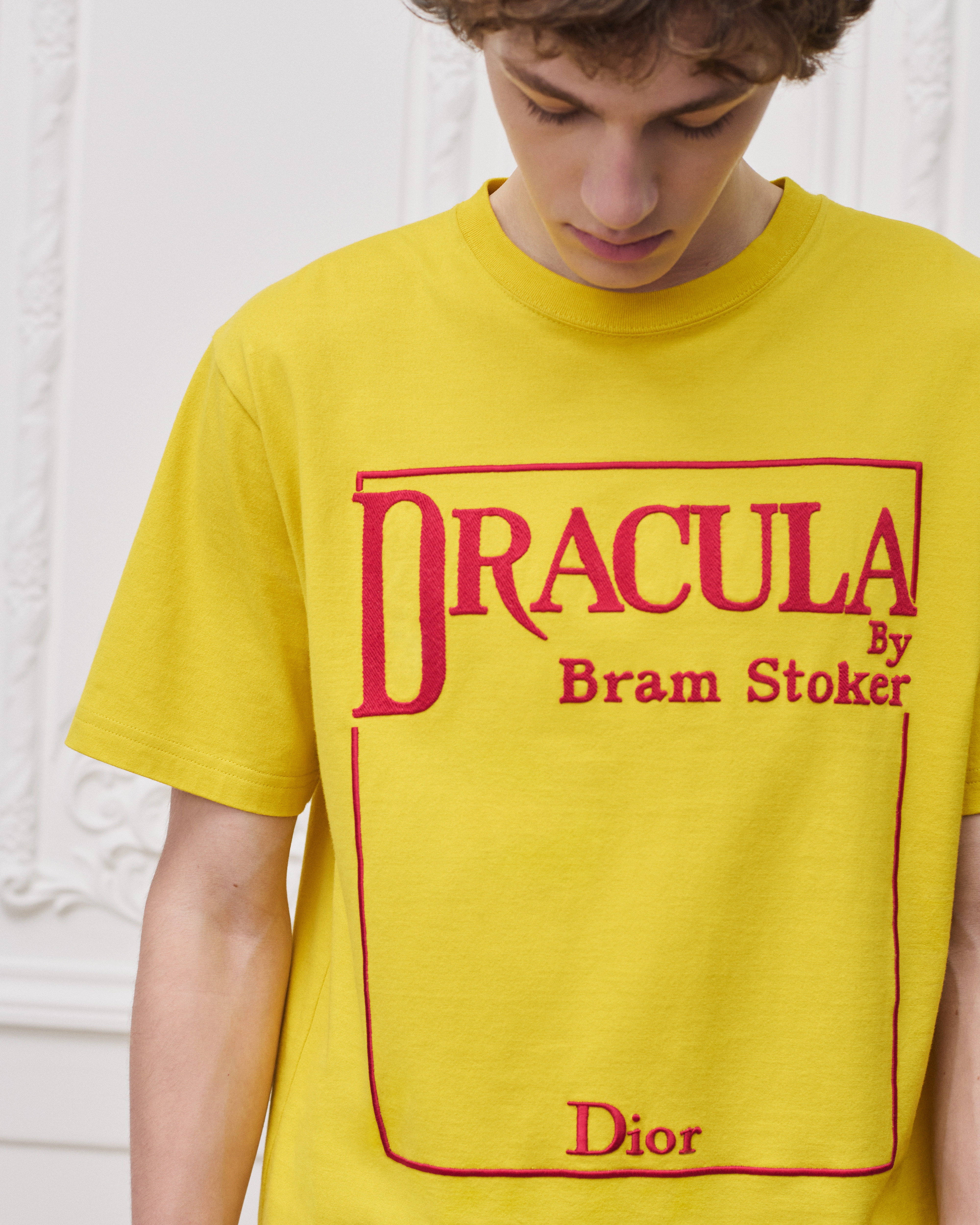 T-shirt à broderie Book Cover, coupe relax Jersey de coton jaune et rouge E10