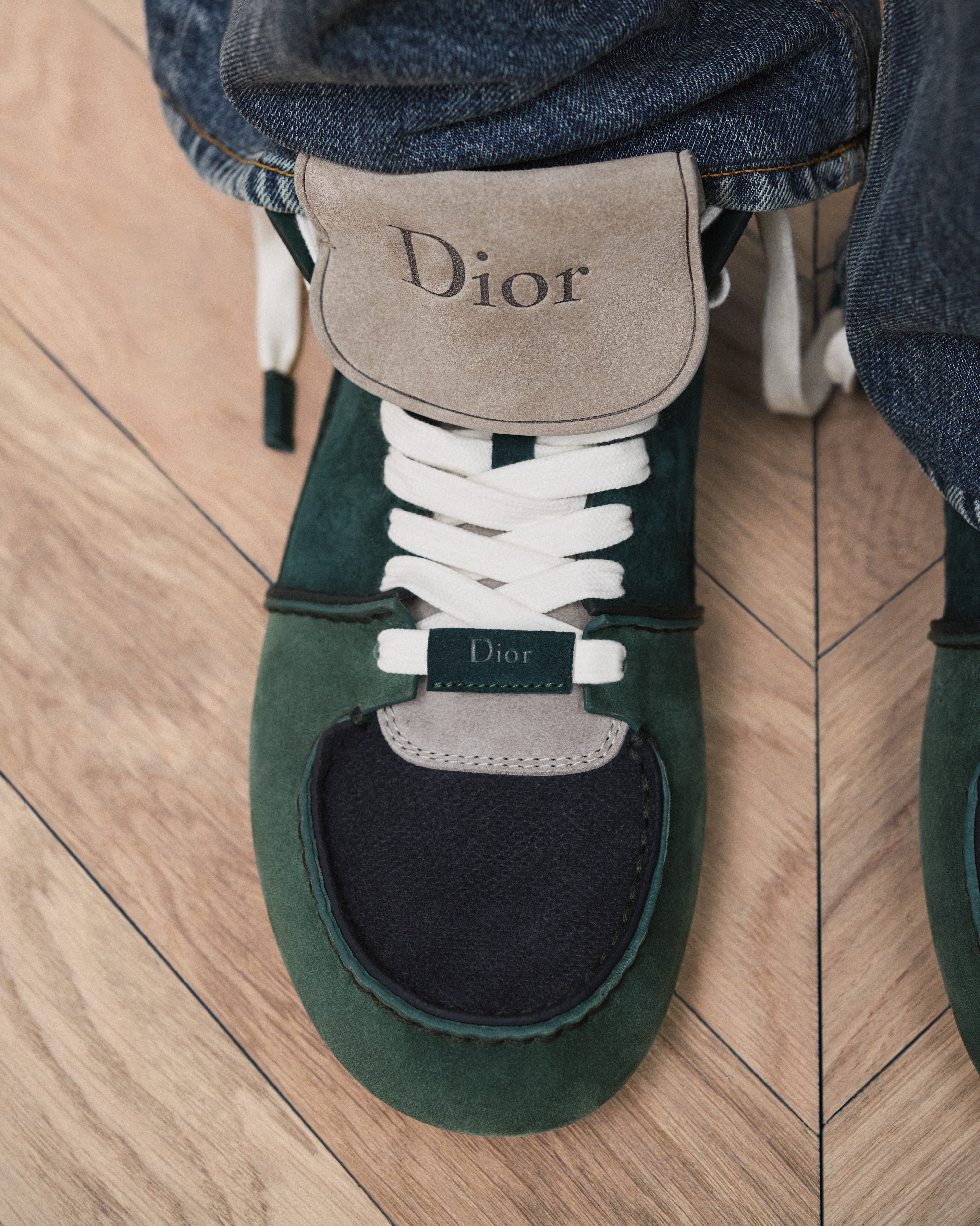look_image_alt_prefix Dior Roadie 綁帶靴 綠色 Nubuck 磨砂革搭配綠色與海軍藍麂皮 E24