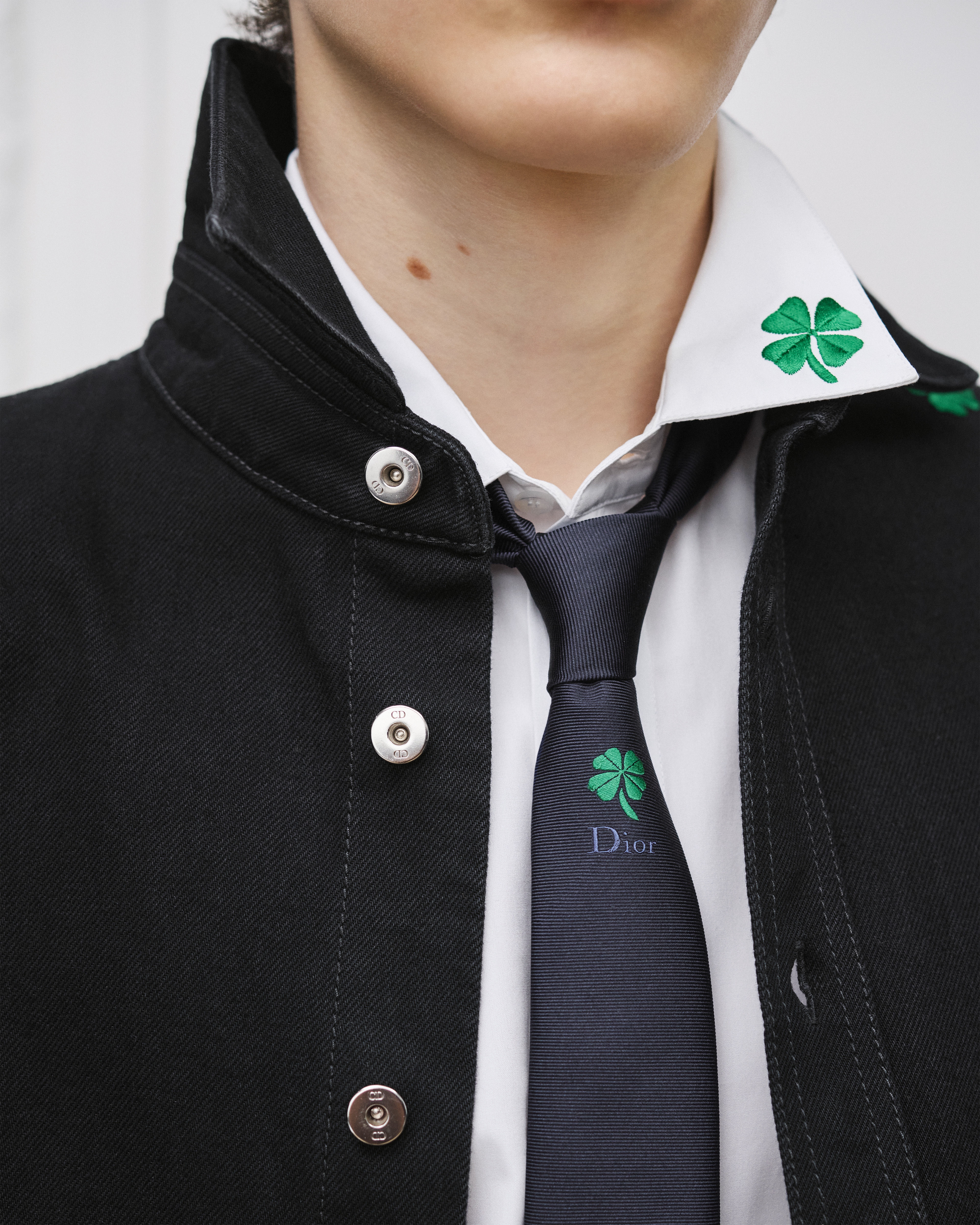 Hemdjacke mit Dior Kleeblattstickerei Baumwolltwill in Schwarz E04