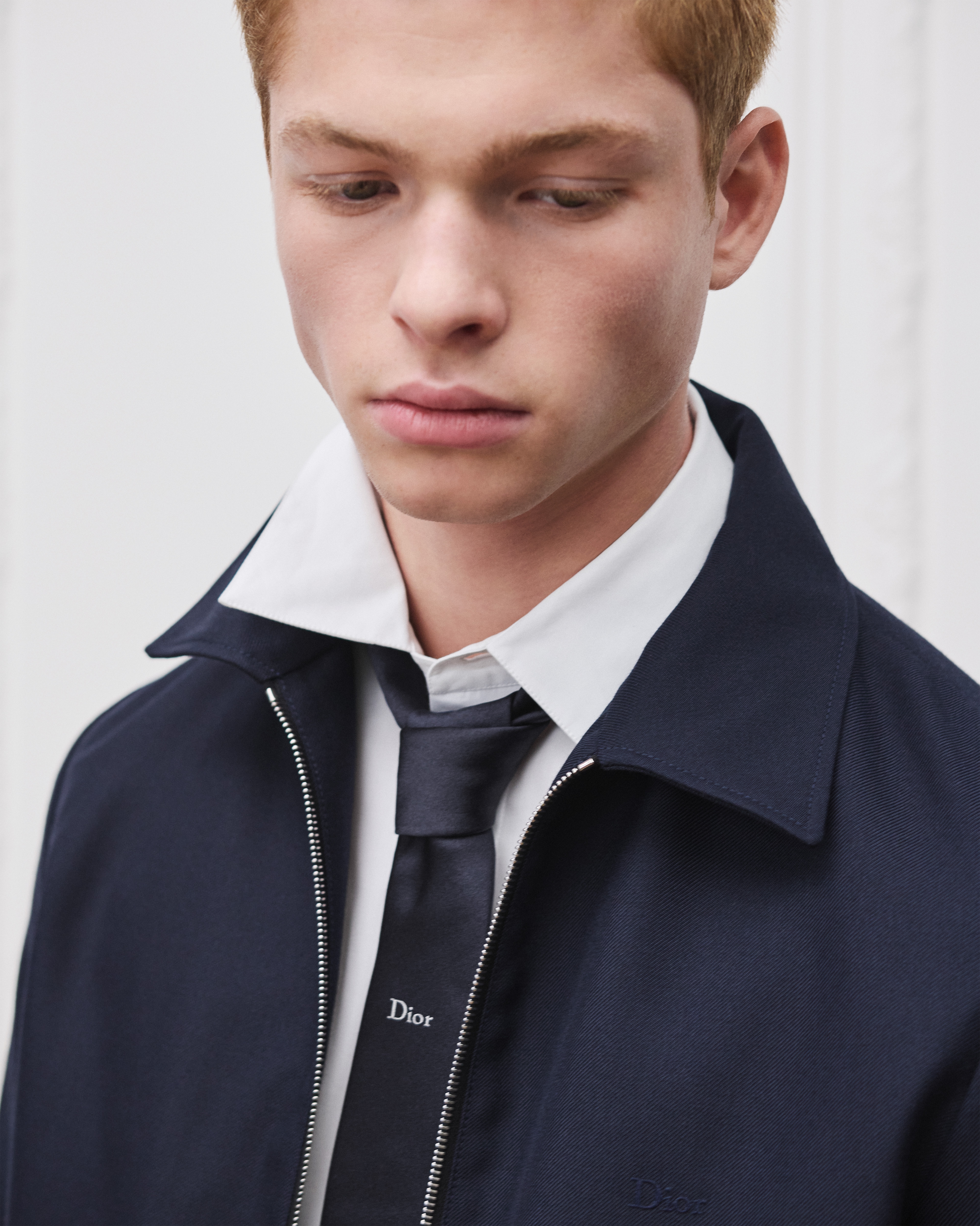 Look Veste zippée à broderie Dior Drap de laine vierge mélangée bleu marine E01