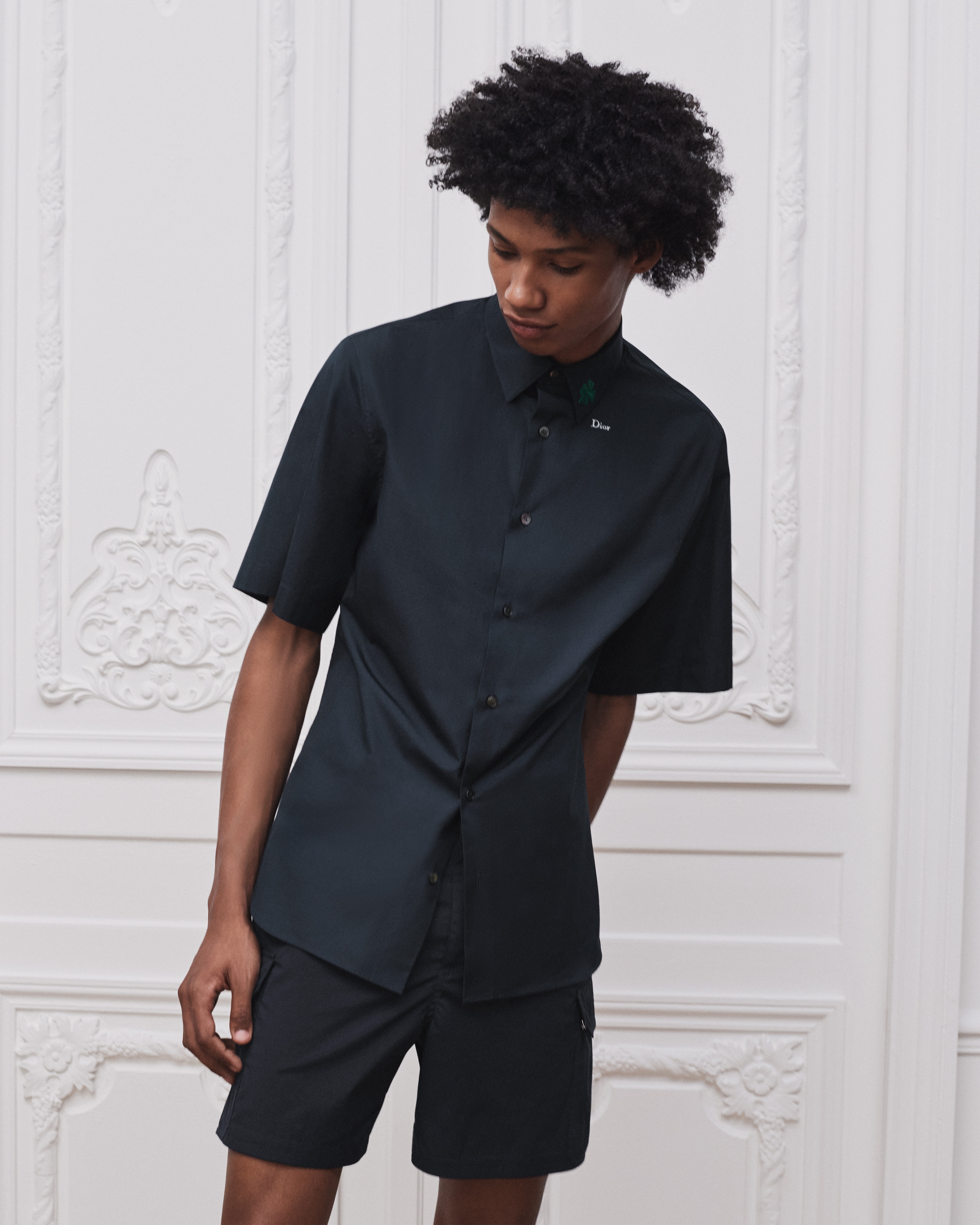 เสื้อเชิ้ตแขนสั้นพร้อมลายปัก Dior Clover ผ้าฝ้ายป๊อปลินสีน้ำเงินเนวี่ E07