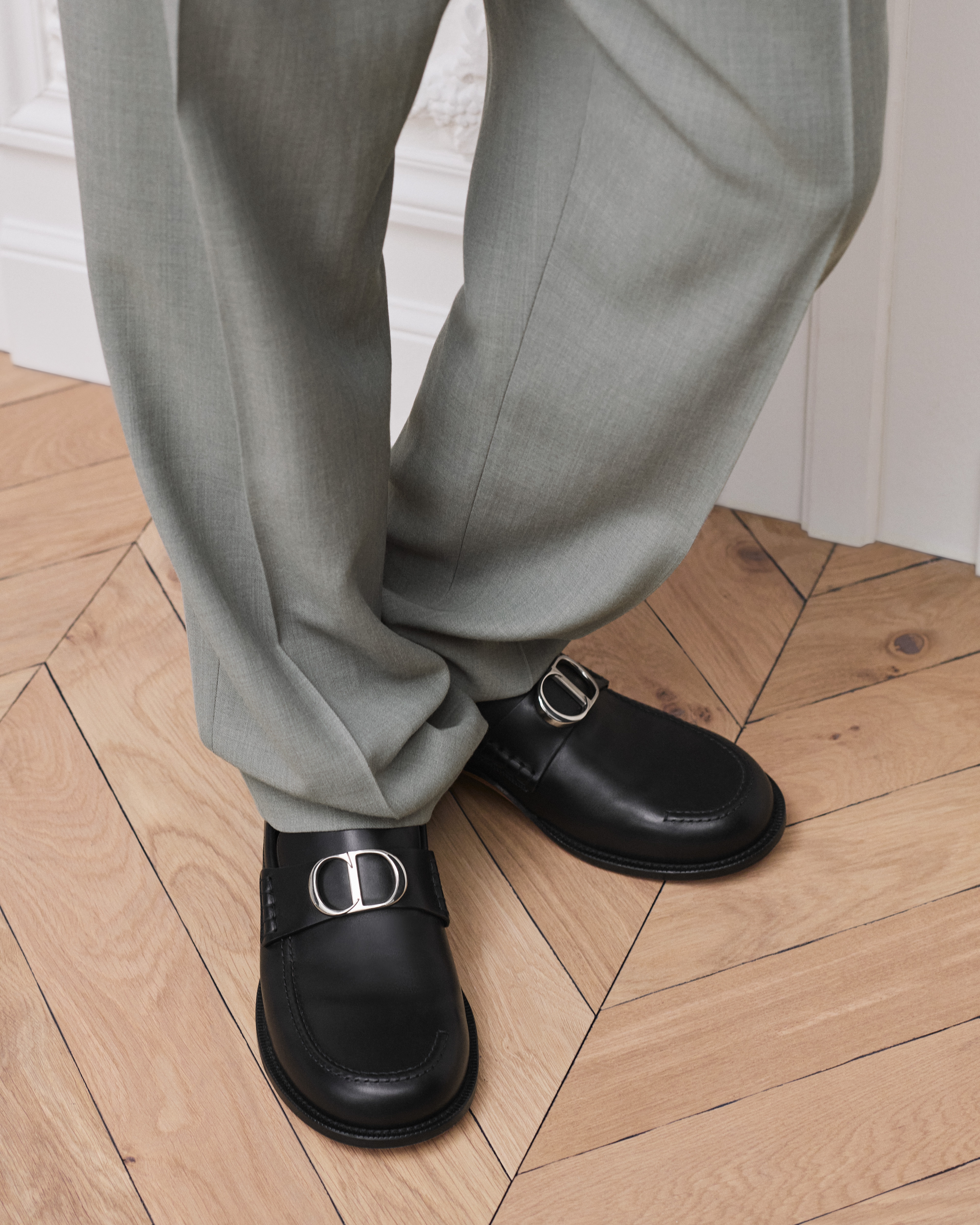 Pantalon à pinces et revers Sergé de laine vierge mélangée grise E16