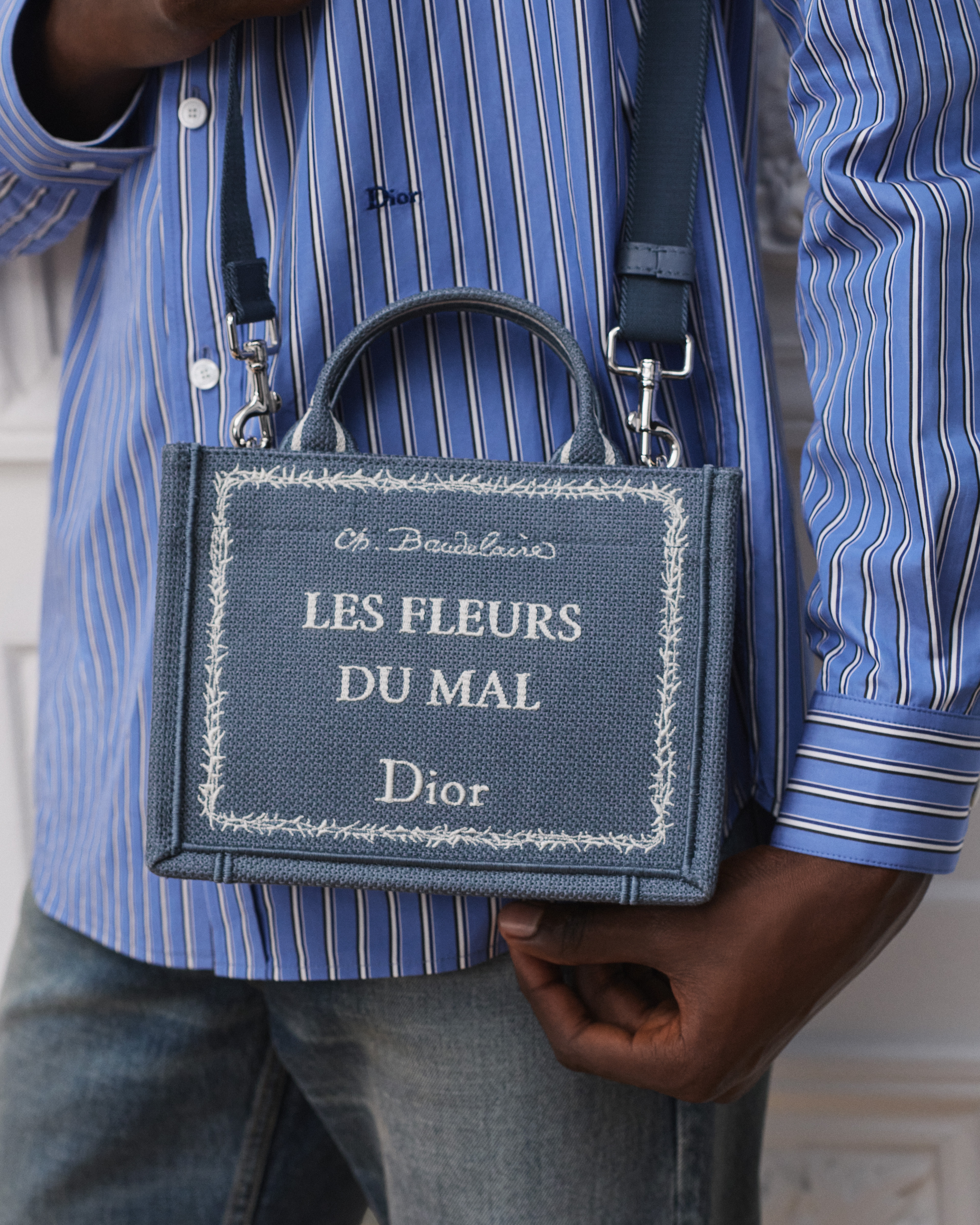 look_image_alt_prefix 迷你 Dior Book Tote 連肩帶 藍色和白色 Book Cover 刺繡（20 x 15.5 x 6 厘米） E20