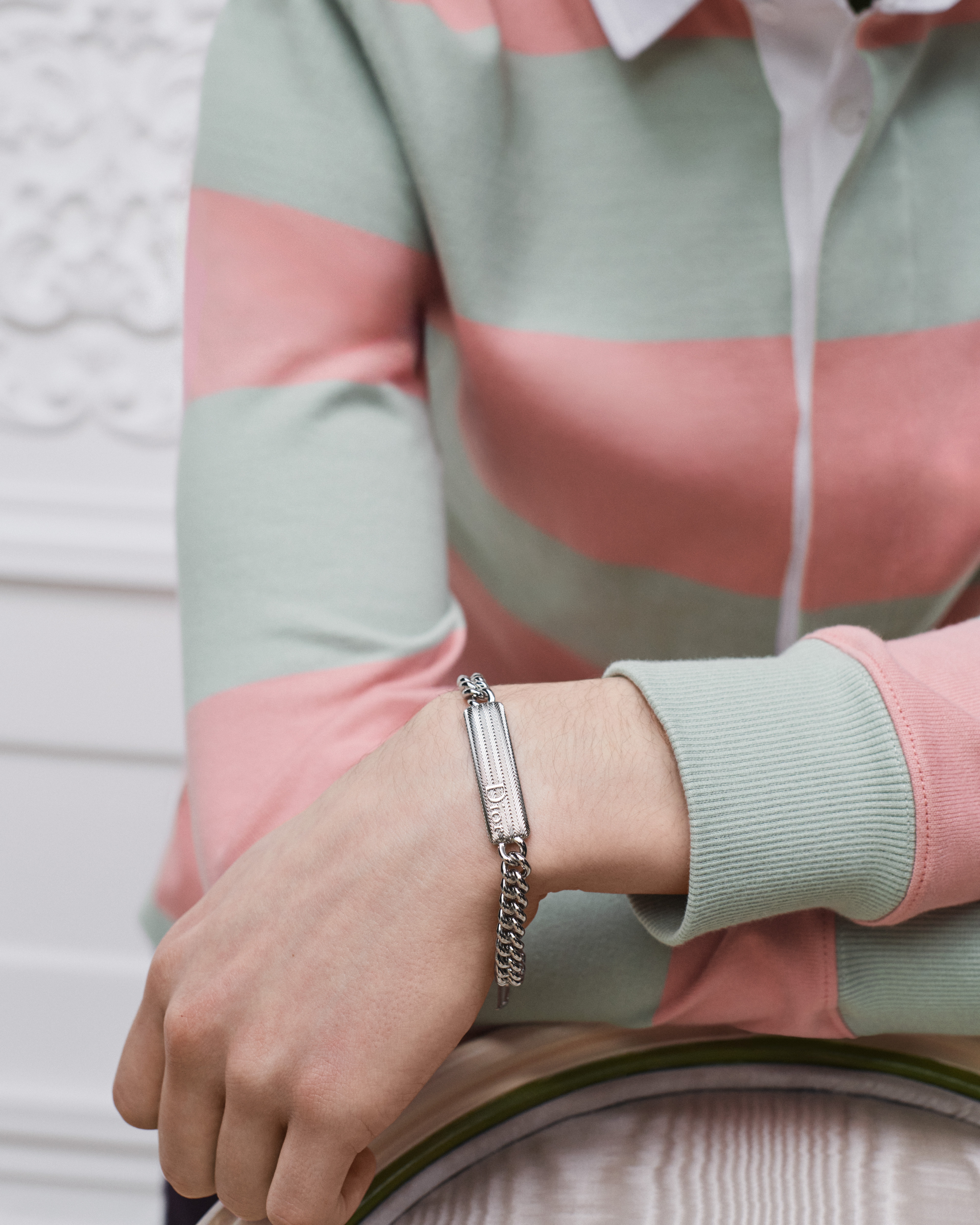 look_image_alt_prefix Dior Guilloché 鏈環手鏈 銀色飾面黃銅 E39