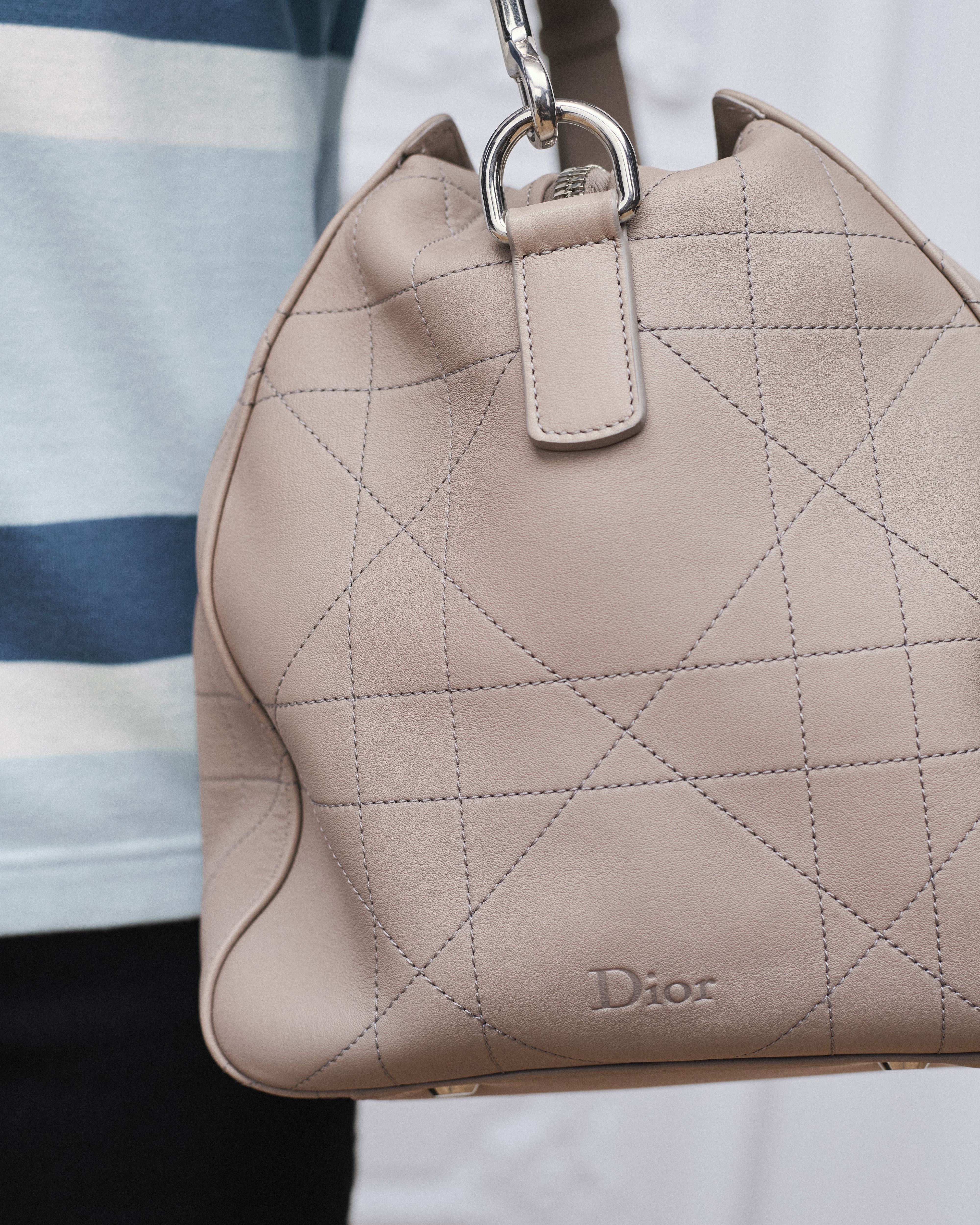  Trianon 灰色 Cannage 藤格紋圖案小牛皮