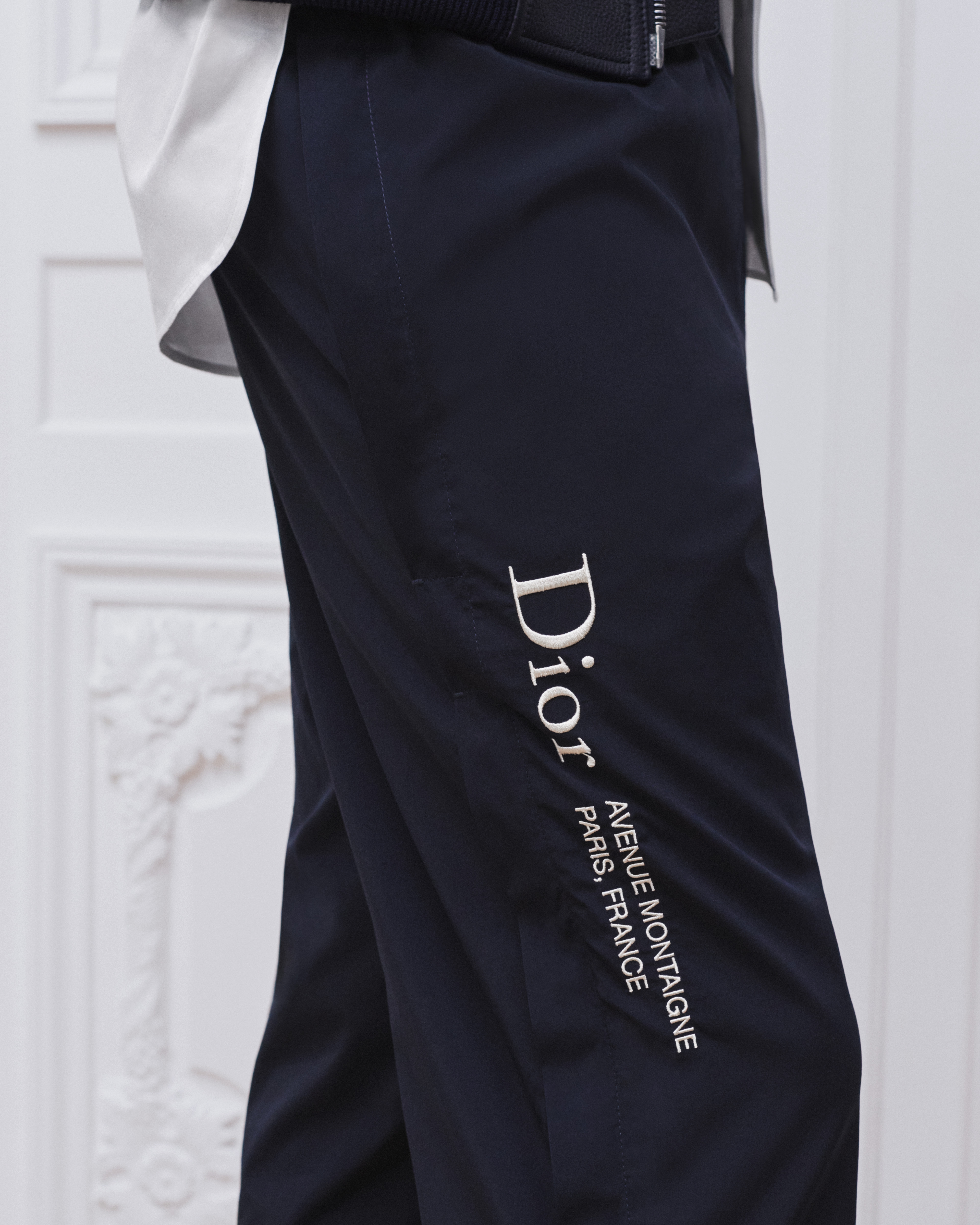 Look Pantalon de jogging à broderie Dior Montaigne Toile technique bleue E16