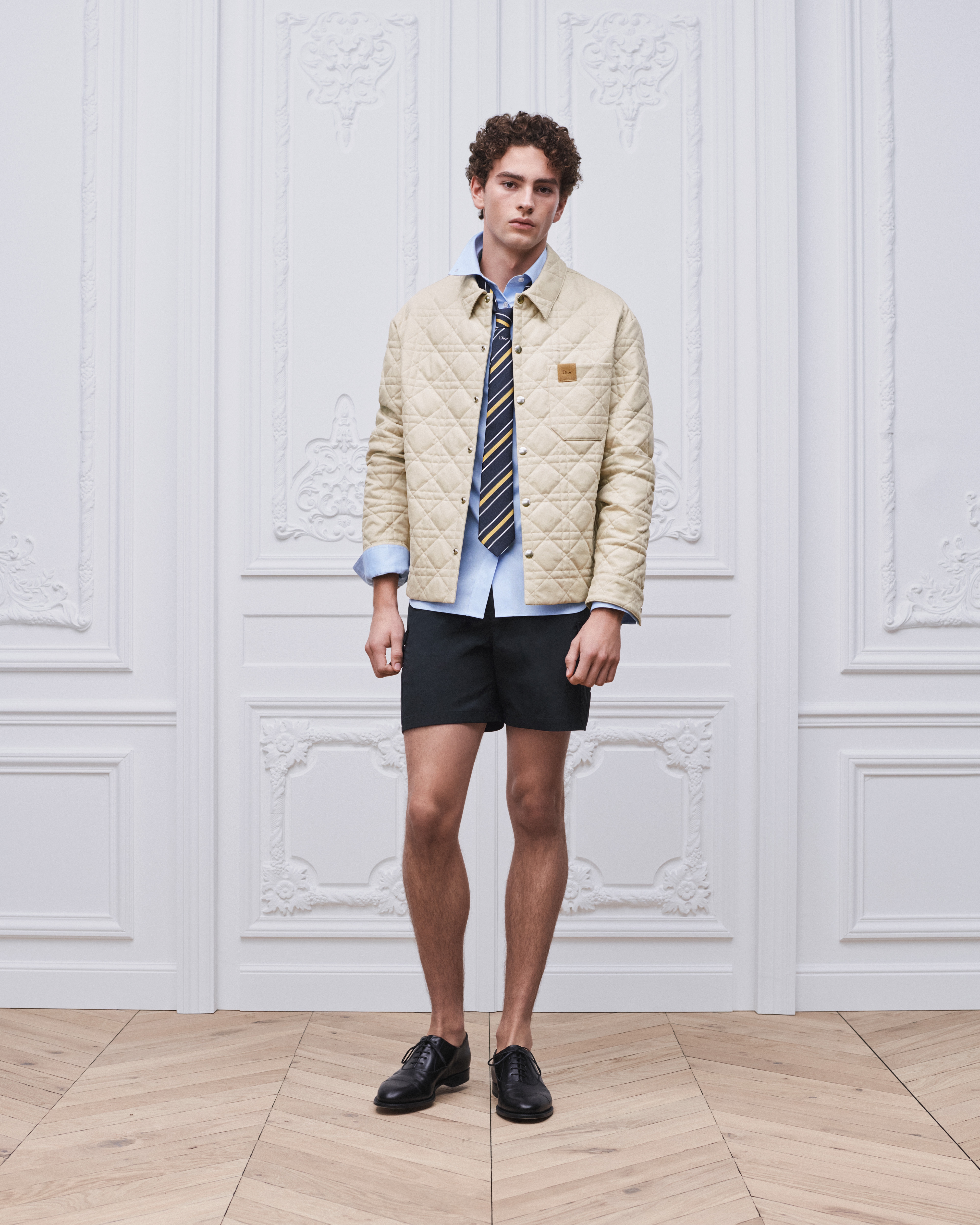 look_image_alt_prefix เสื้อโอเวอร์เชิ้ตลาย Cannage ประดับแผ่นหนังแบบเย็บติดลาย Dior ผ้าฝ้ายสีเบจ E02