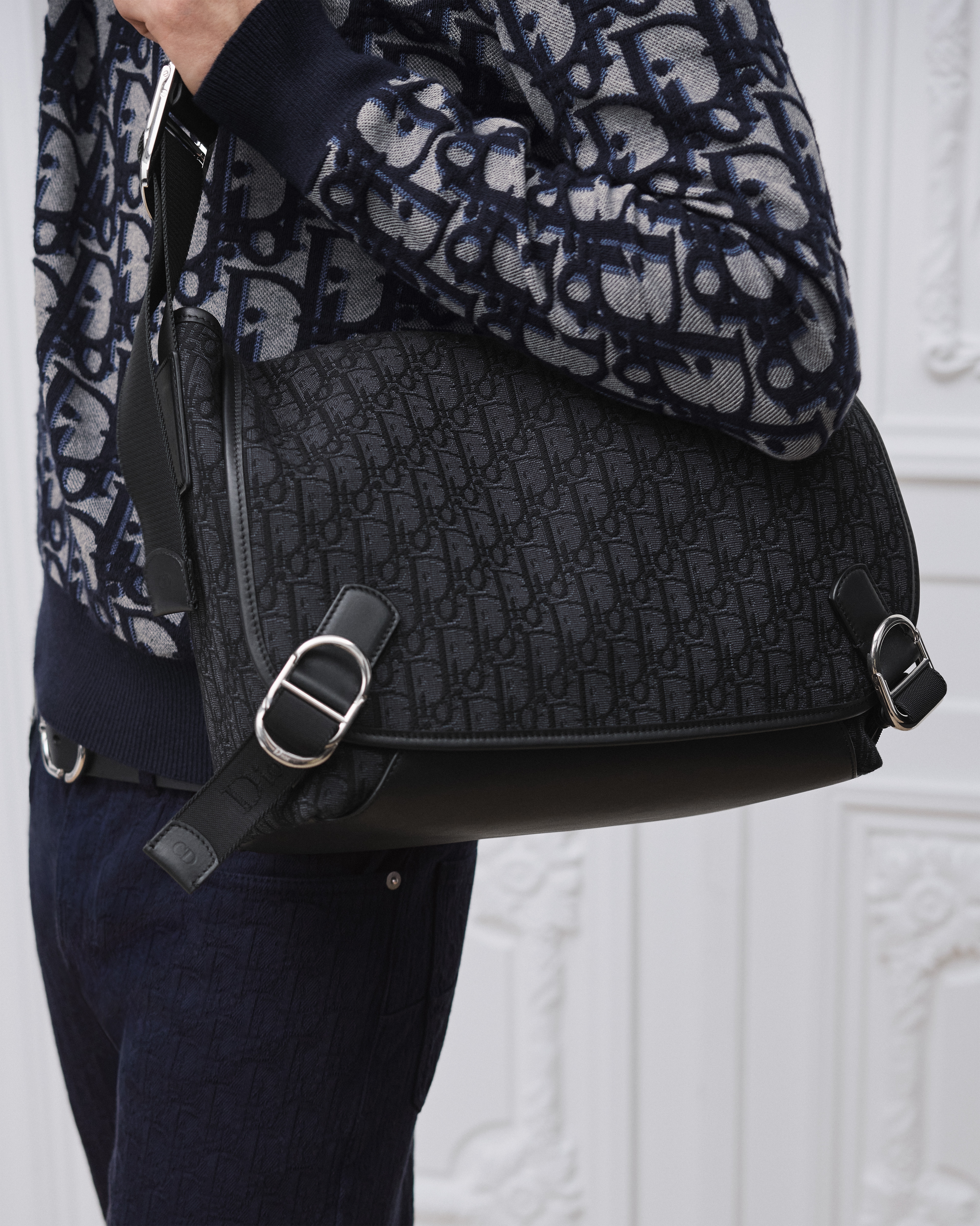 Look Medium Dior Jett Messenger Bag with Flap Black Dior Oblique Jacquard E20