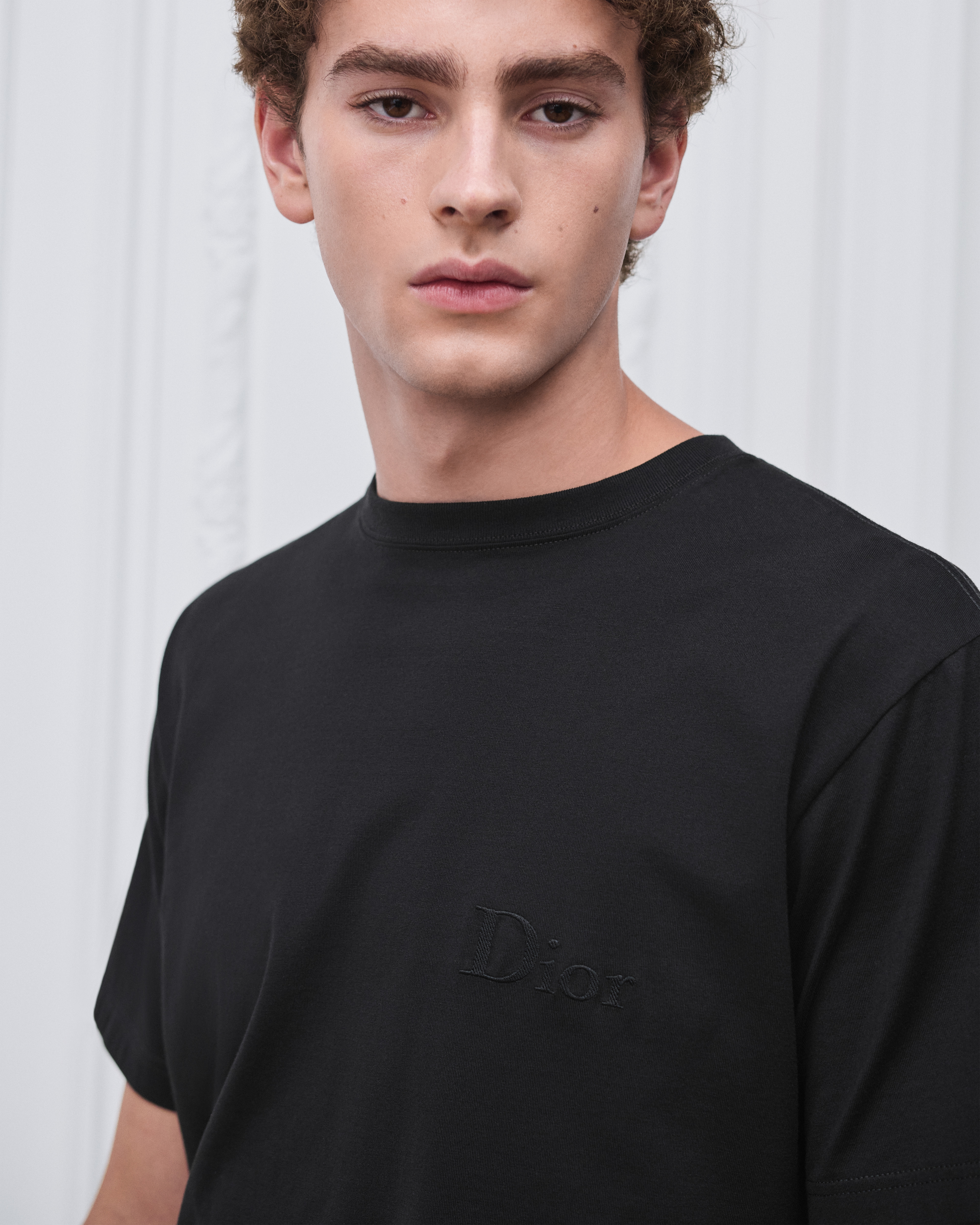 look_image_alt_prefix เสื้อยืดทรงรีแล็กซ์ปักลาย Dior ผ้าฝ้ายเจอร์ซีย์สีดํา E07