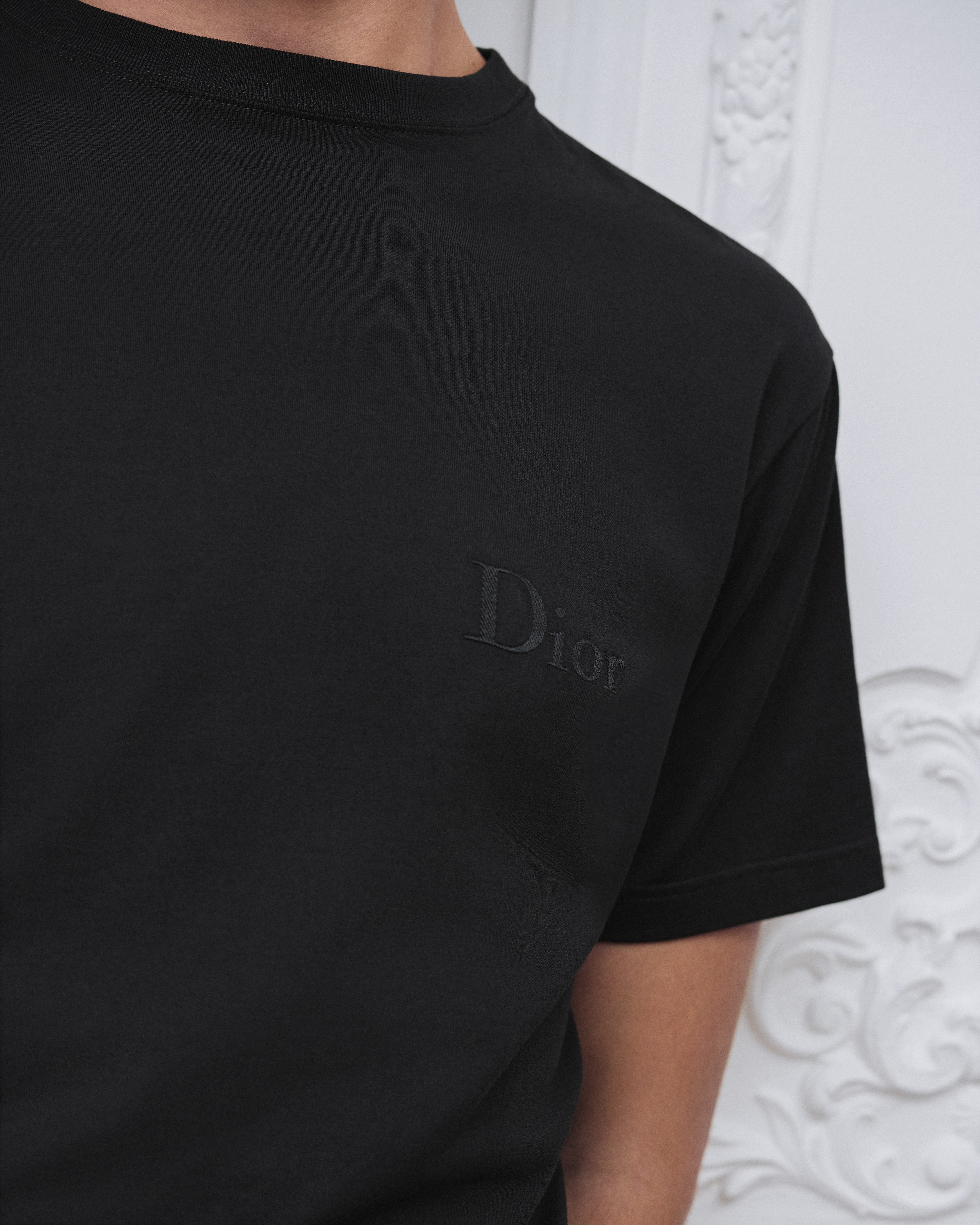 look_image_alt_prefix เสื้อยืดทรงรีแล็กซ์ปักลาย Dior ผ้าฝ้ายเจอร์ซีย์สีดํา E10