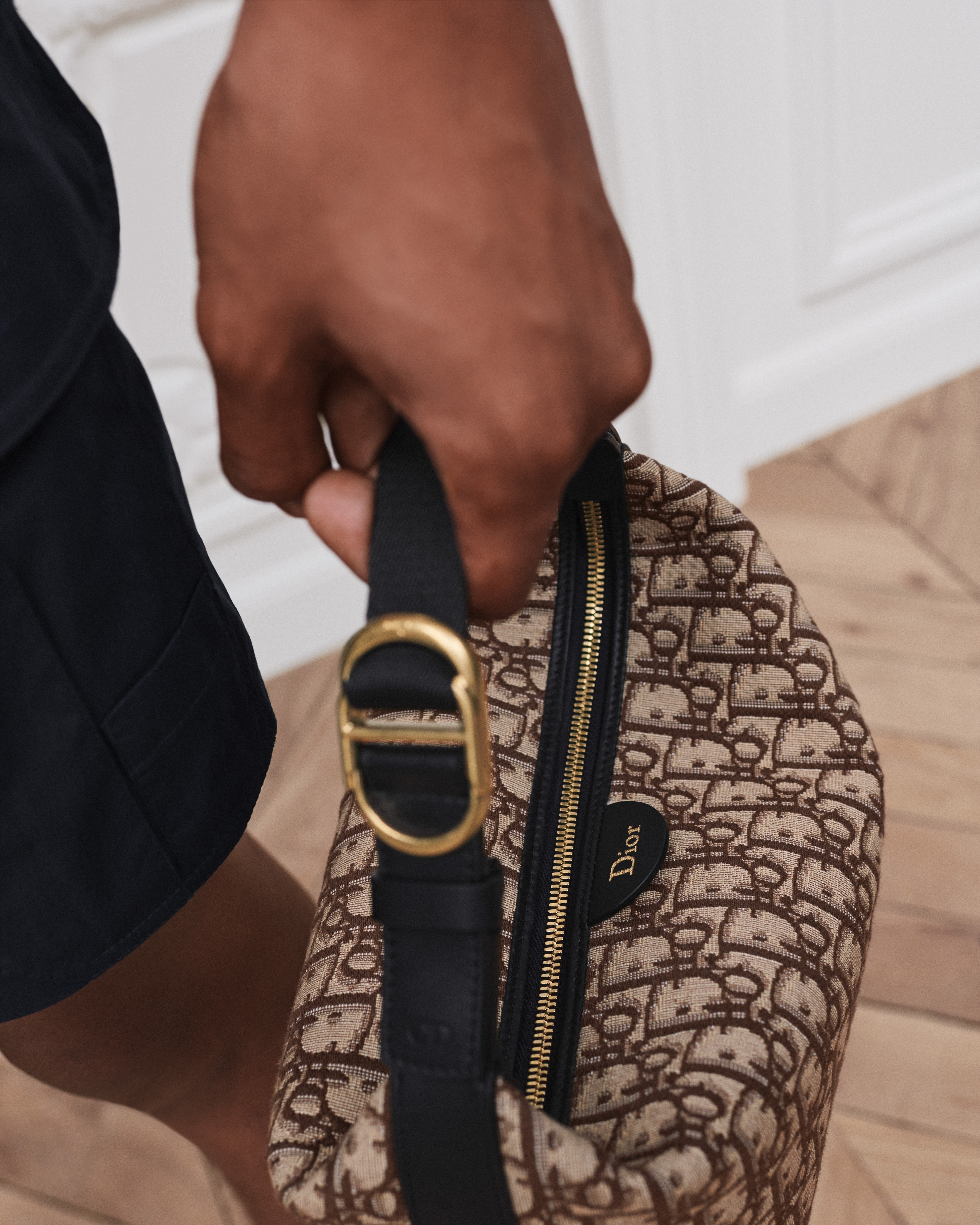 look_image_alt_prefix Dior Jett 手拿包 棕色 Dior Oblique 緹花 E22